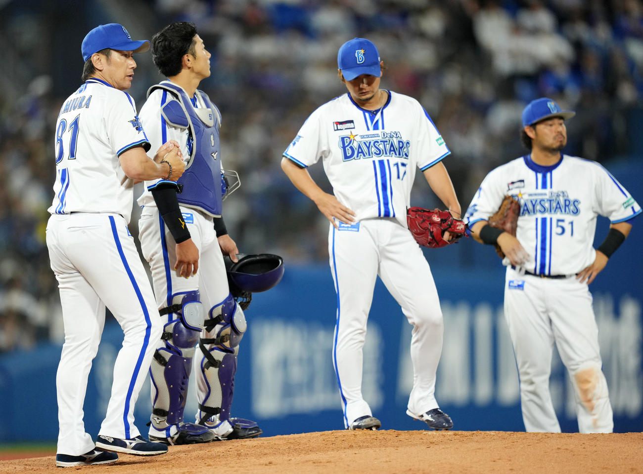 DeNA対日本ハム　5回表日本ハム無死満塁、投手交代でマウンドへ向かう三浦監督（左）（撮影・横山健太）