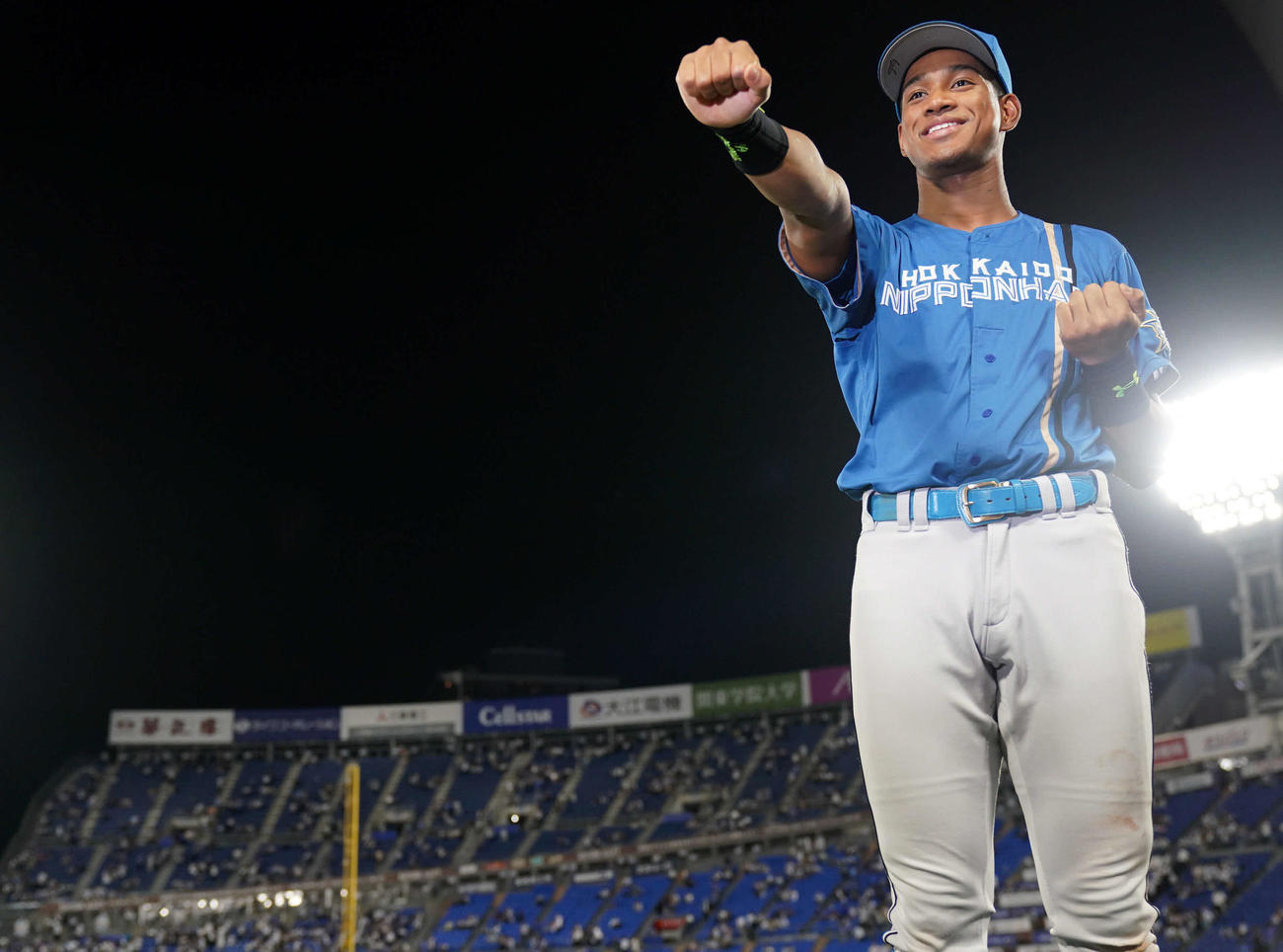 DeNA対日本ハム　笑顔で正拳ポーズをする日本ハム万波（撮影・横山健太）
