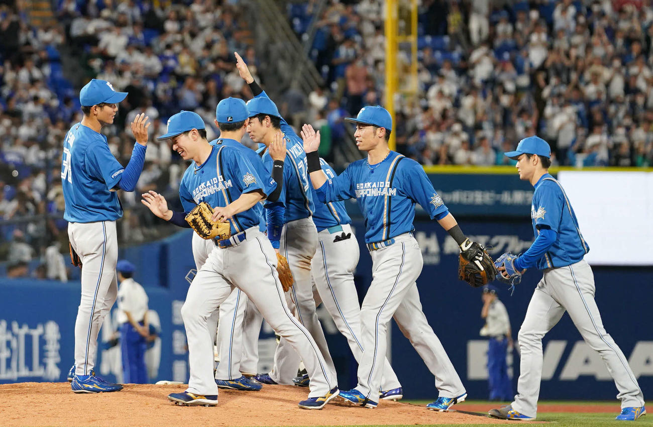 DeNA対日本ハム　DeNAに勝利しタッチを交わす日本ハムナイン（撮影・横山健太）