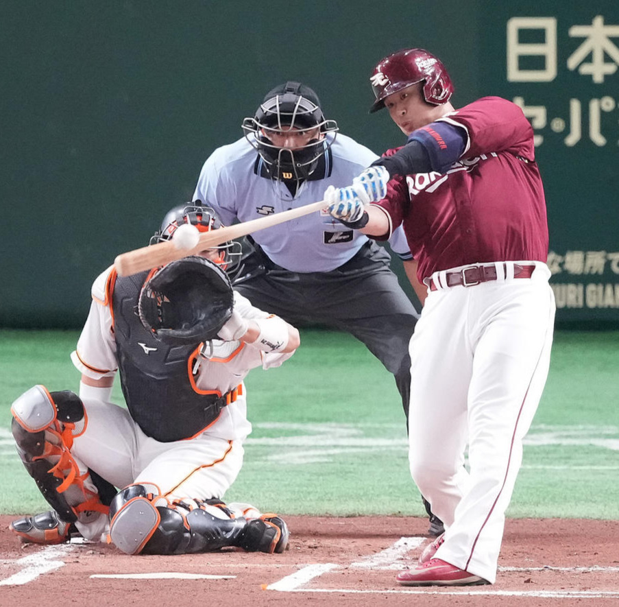 17日の巨人戦で安打を放つ浅村（23年6月17日撮影）