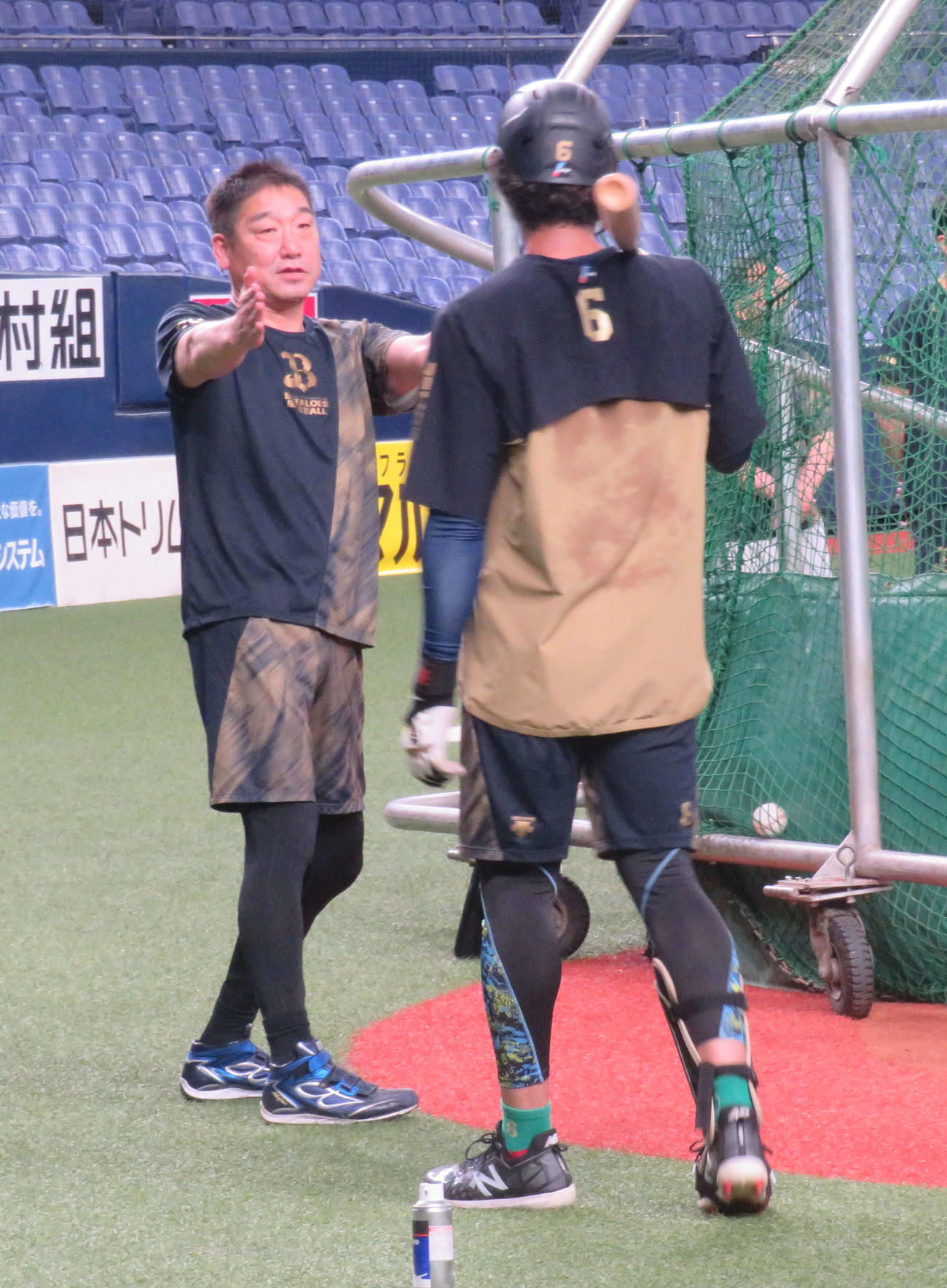 体調不良から復帰し、宗を指導するオリックス中嶋監督（撮影・磯綾乃）
