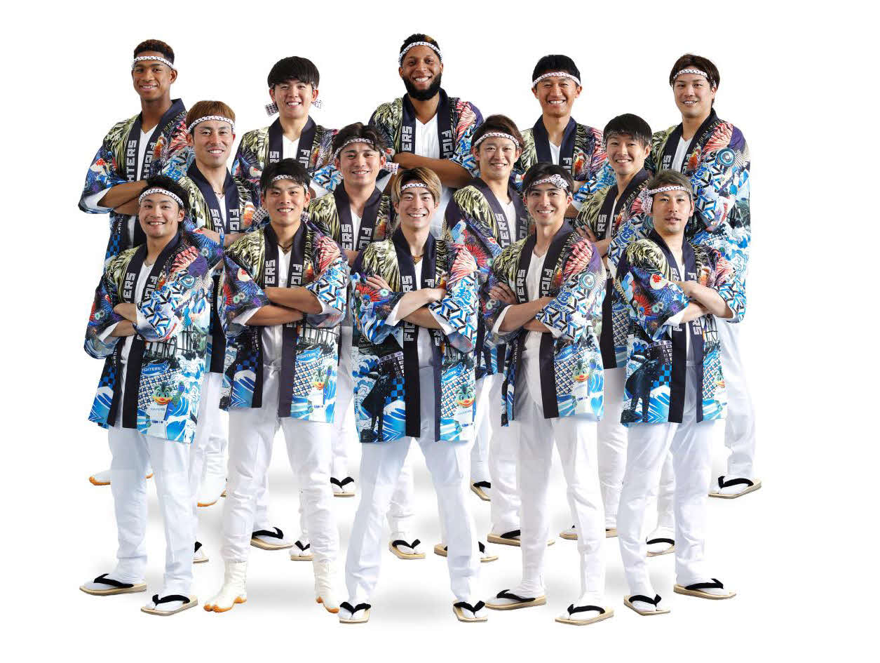 「超夏ハッピ」を着た日本ハムの選手たち（球団提供）