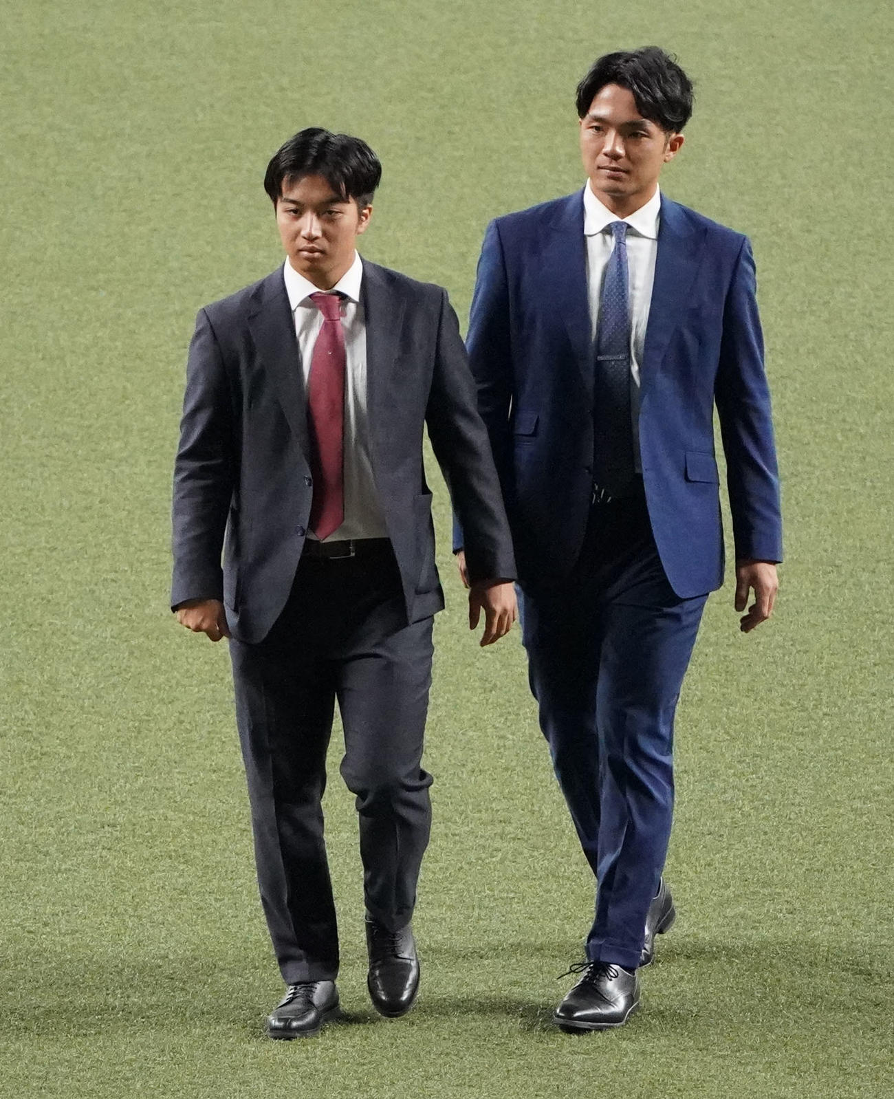 練習開始前、ナインにあいさつのためバンテリンドームナゴヤに訪れた（左から）山本と郡司（撮影・森本幸一）