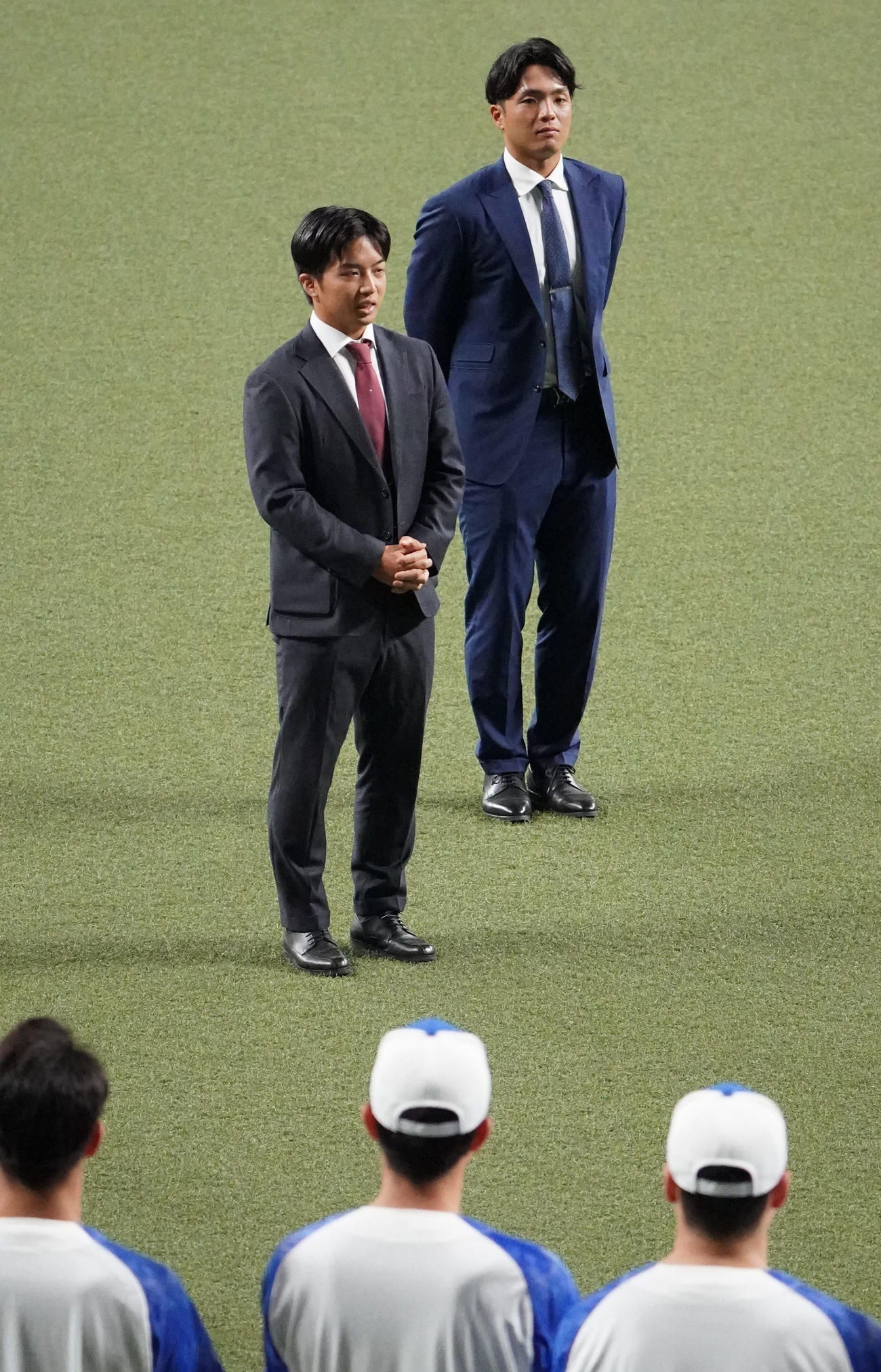 練習開始前、ナインにあいさつをする（奥・左から）山本と郡司（撮影・森本幸一）