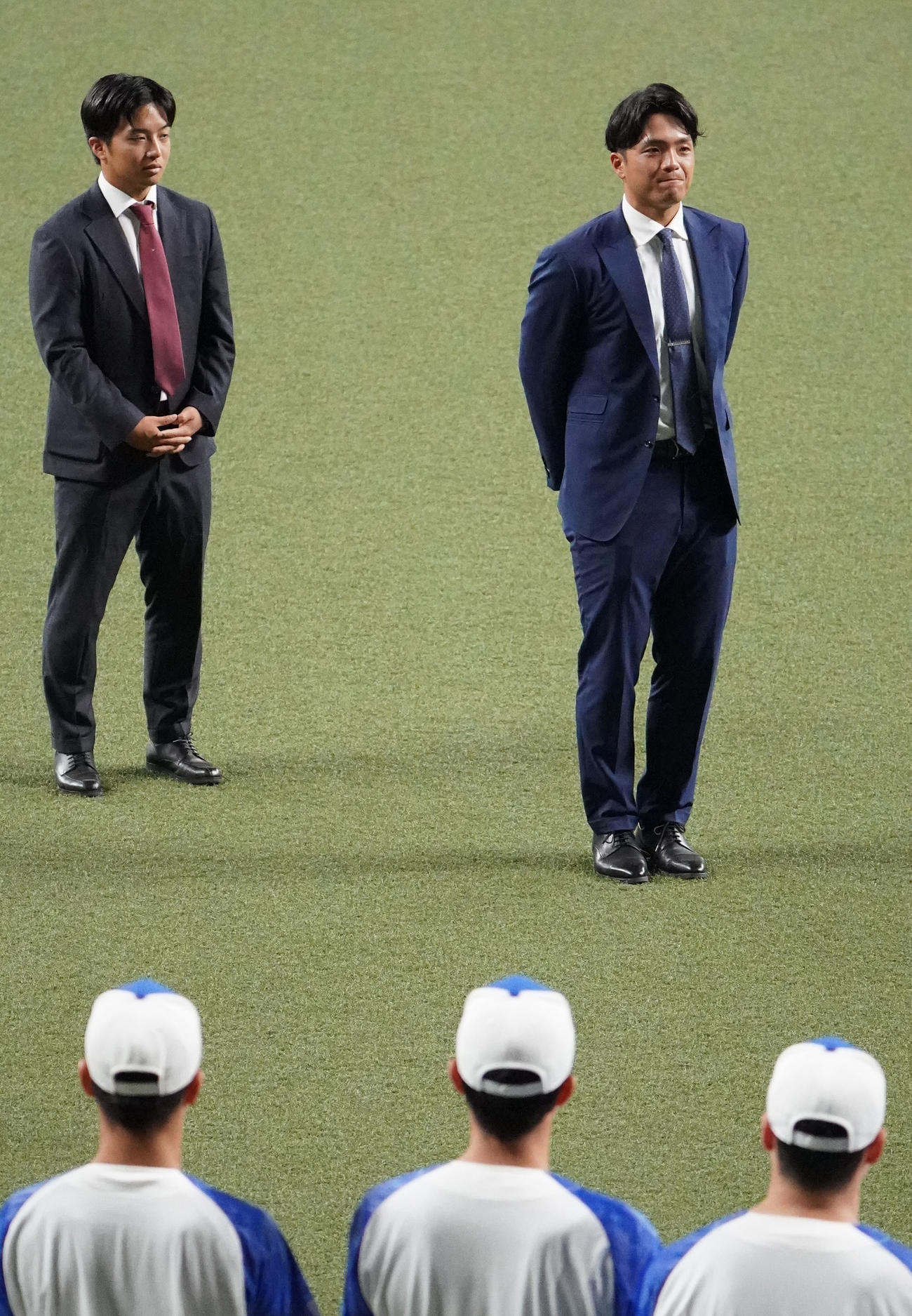 練習開始前、ナインにあいさつをする（奥・左から）山本と郡司（撮影・森本幸一）