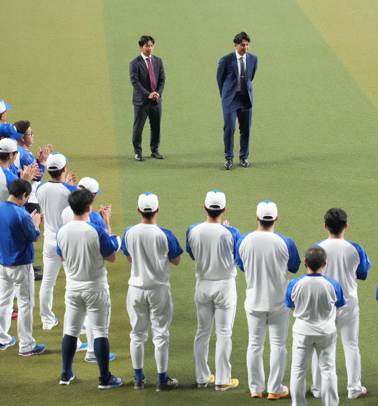 練習開始前、ナインにあいさつをする（奥・左から）山本と郡司（撮影・森本幸一）