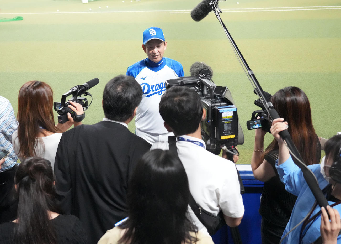 練習の合間に取材に応じる立浪監督（奥）（撮影・森本幸一）