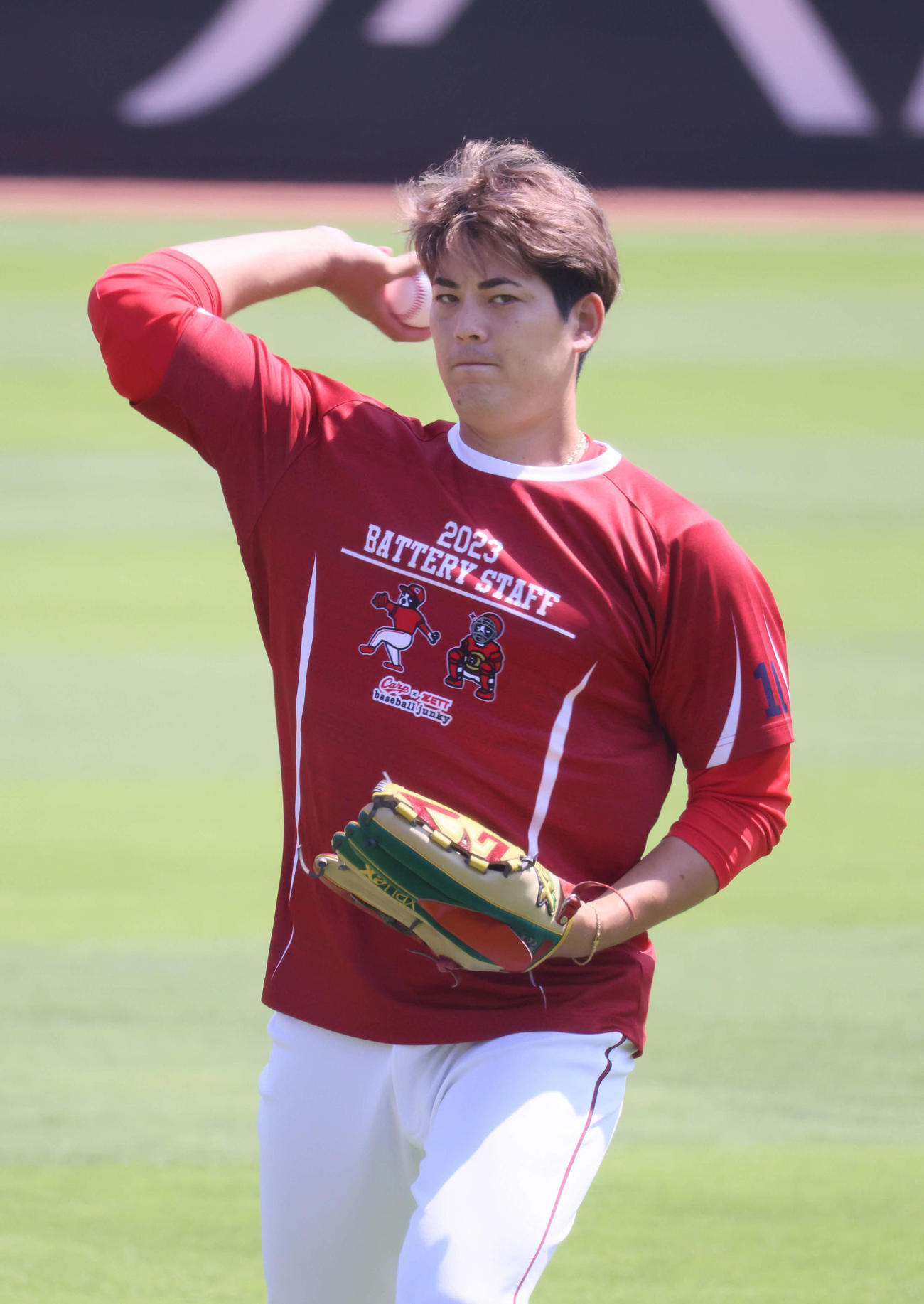 広島投手指名練習　キャッチボールをする九里（撮影・加藤孝規）