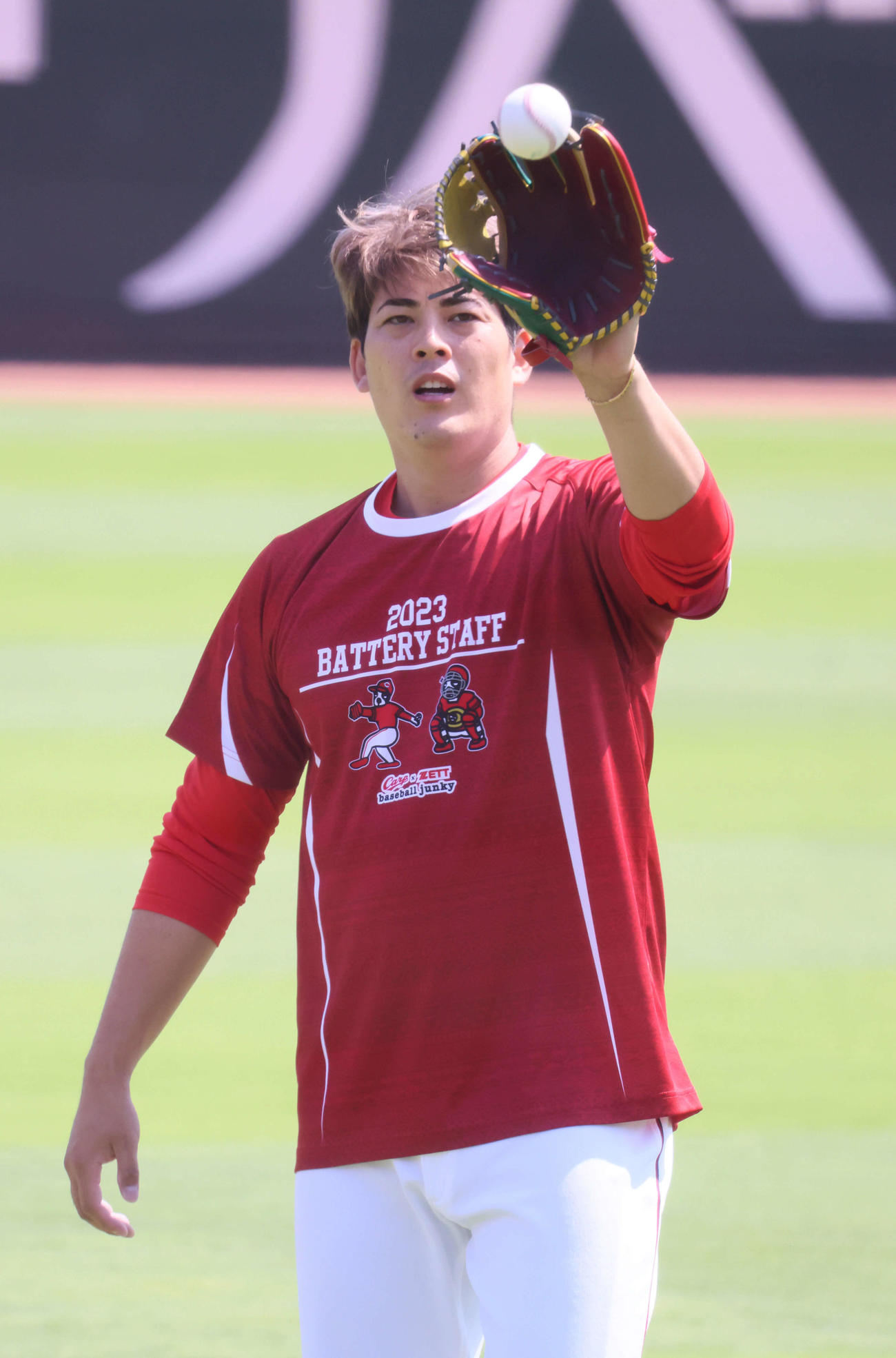 広島投手指名練習　キャッチボールをする九里（撮影・加藤孝規）