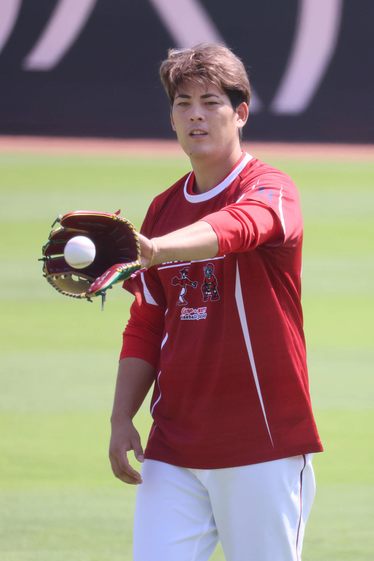 広島投手指名練習　キャッチボールをする九里（撮影・加藤孝規）