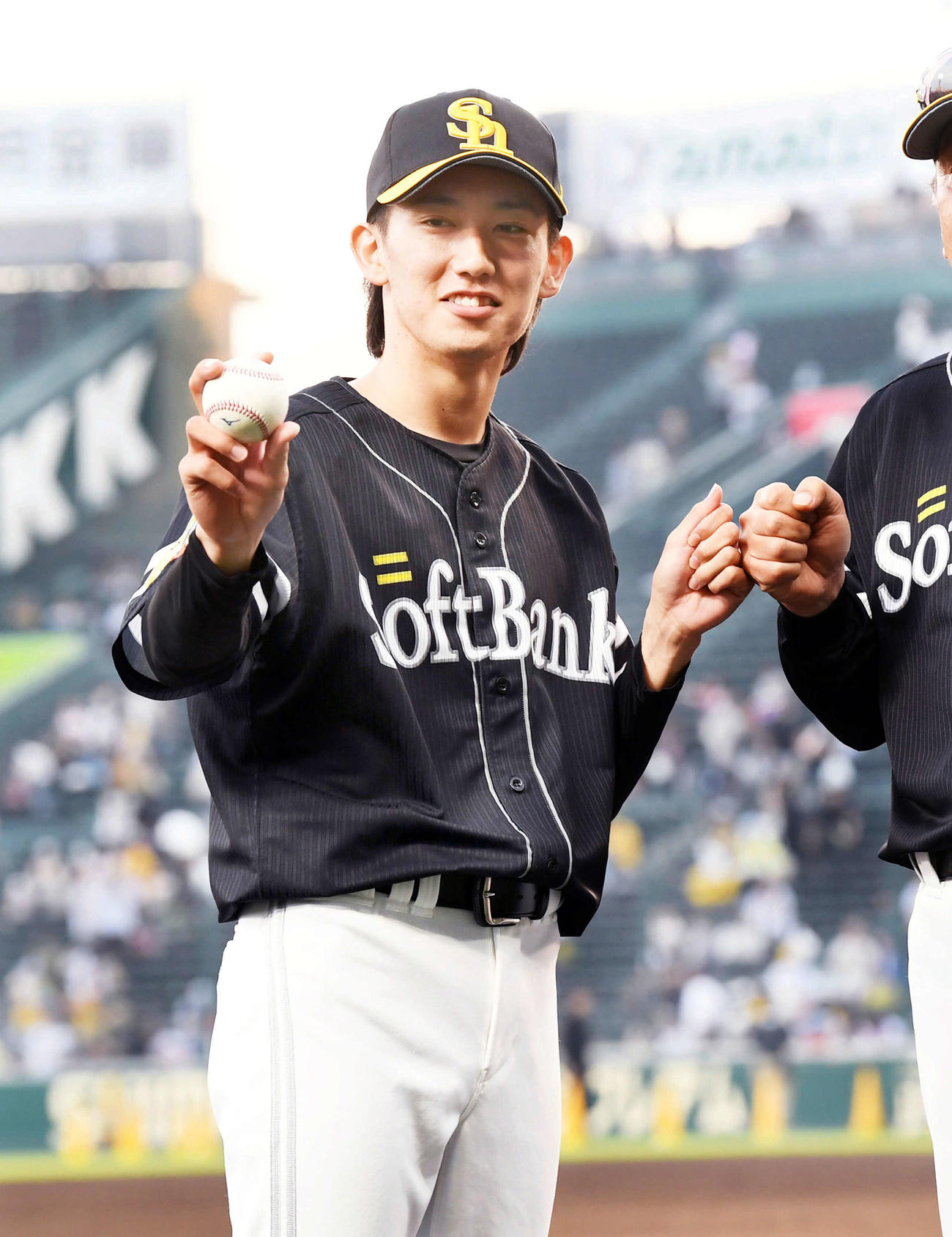 18日、阪神戦でプロ初勝利を挙げたソフトバンク大津は、笑顔を見せる