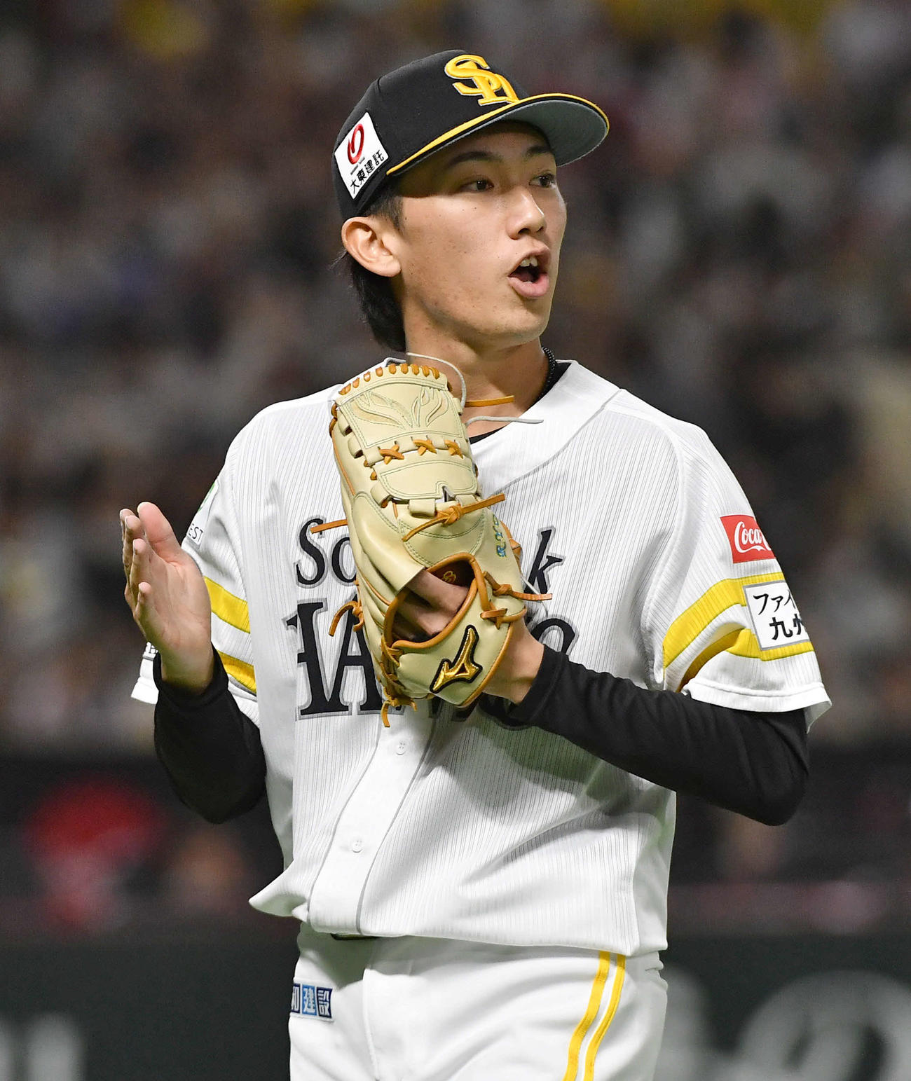 プロ初登板を3者凡退で抑えて試合を締め、グラブをたたく大津亮介（2023年4月1日撮影）
