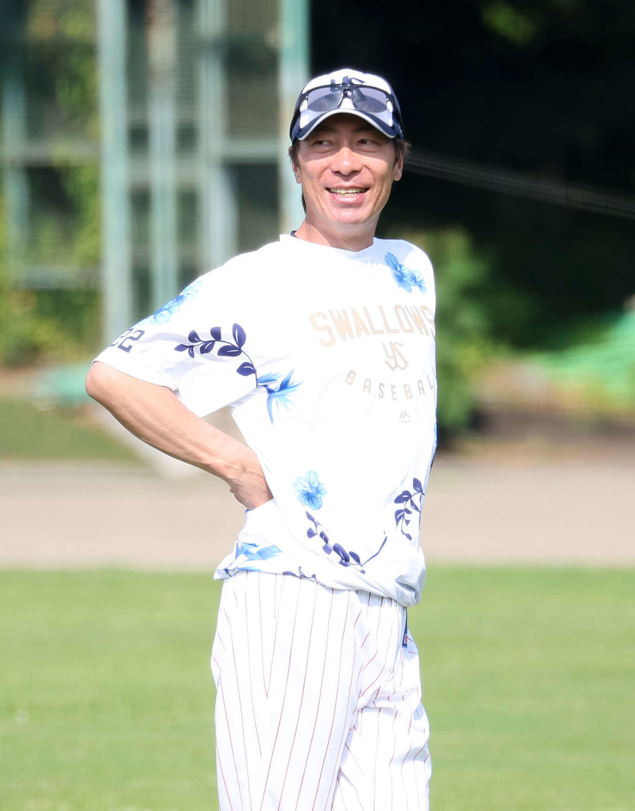 ヤクルト対楽天　練習中、笑顔を見せるヤクルト高津監督（撮影・鈴木正人）