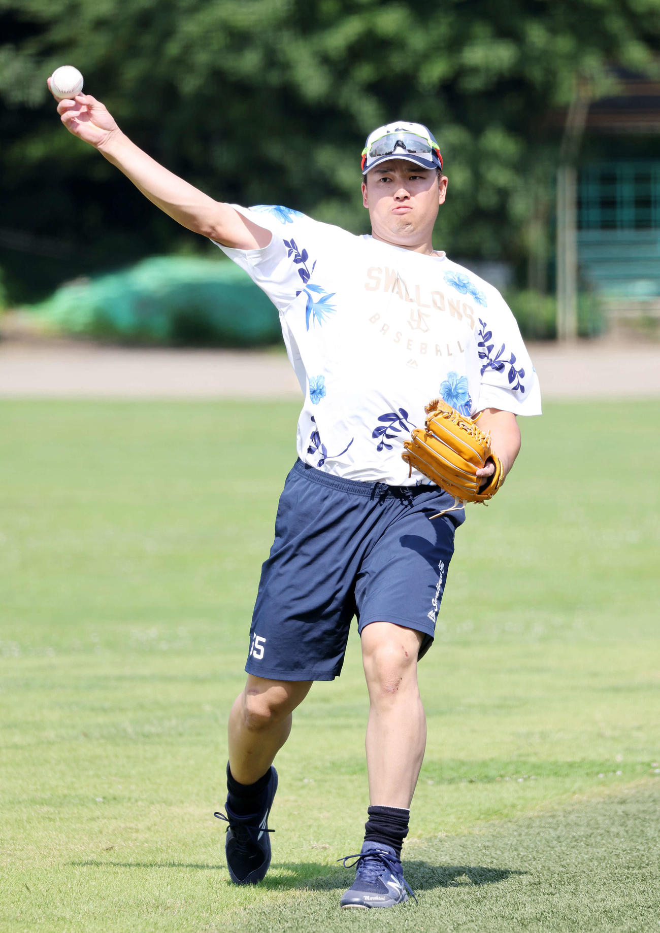 ヤクルト対楽天　キャッチボールするヤクルト村上（撮影・鈴木正人）
