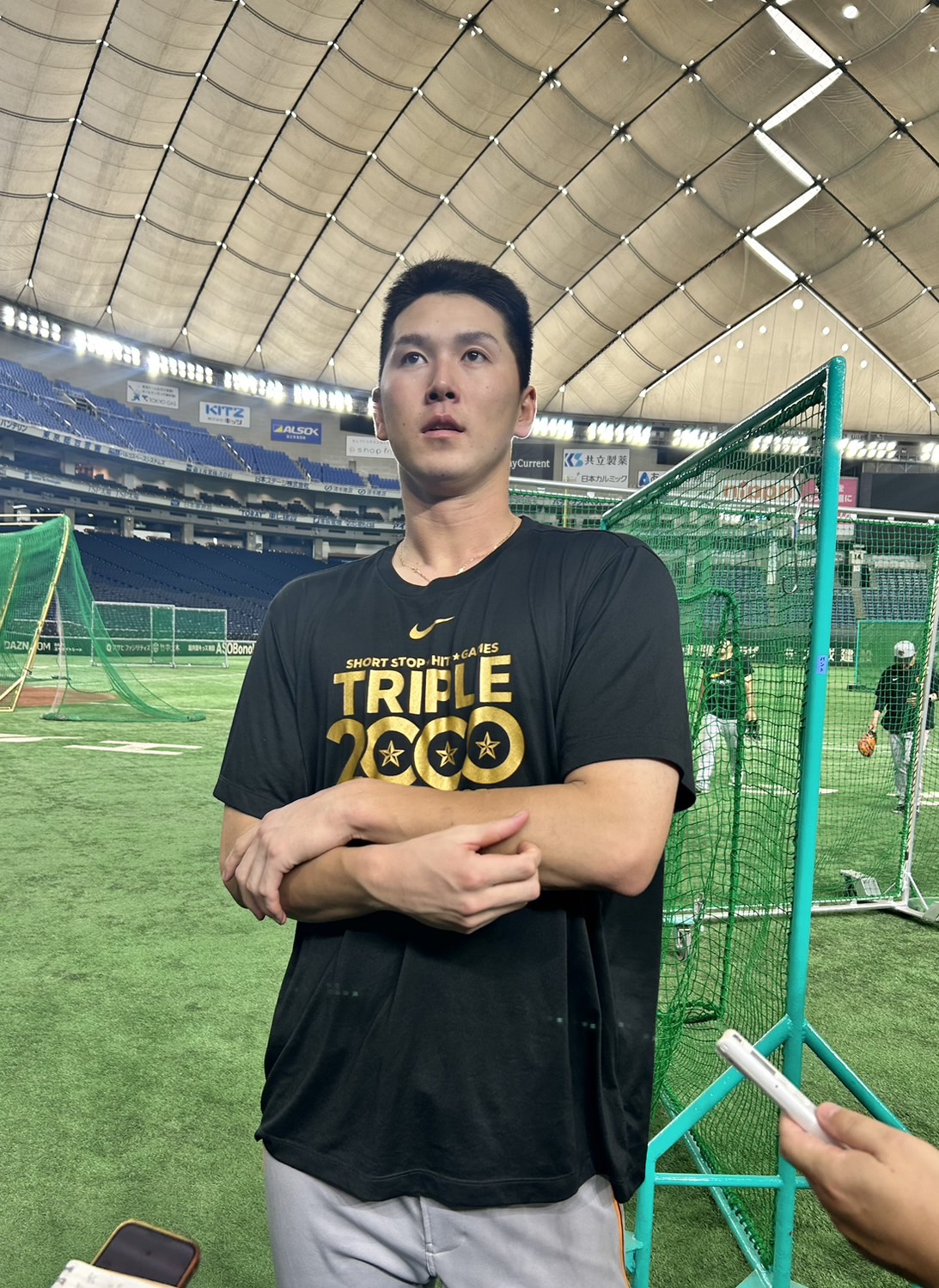 練習後、取材を受ける巨人秋広