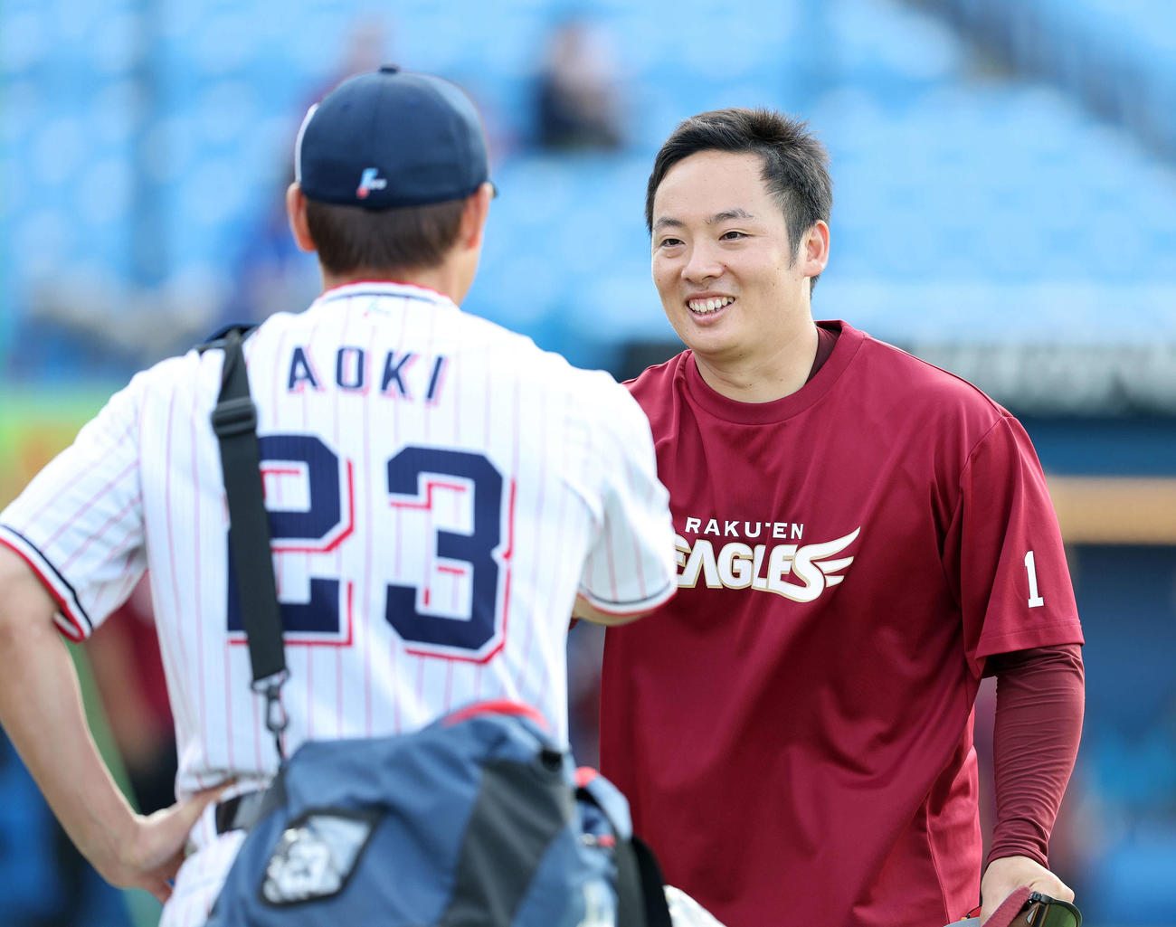 ヤクルト対楽天　ヤクルト青木（左）と笑顔で話す楽天松井裕（撮影・鈴木正人）