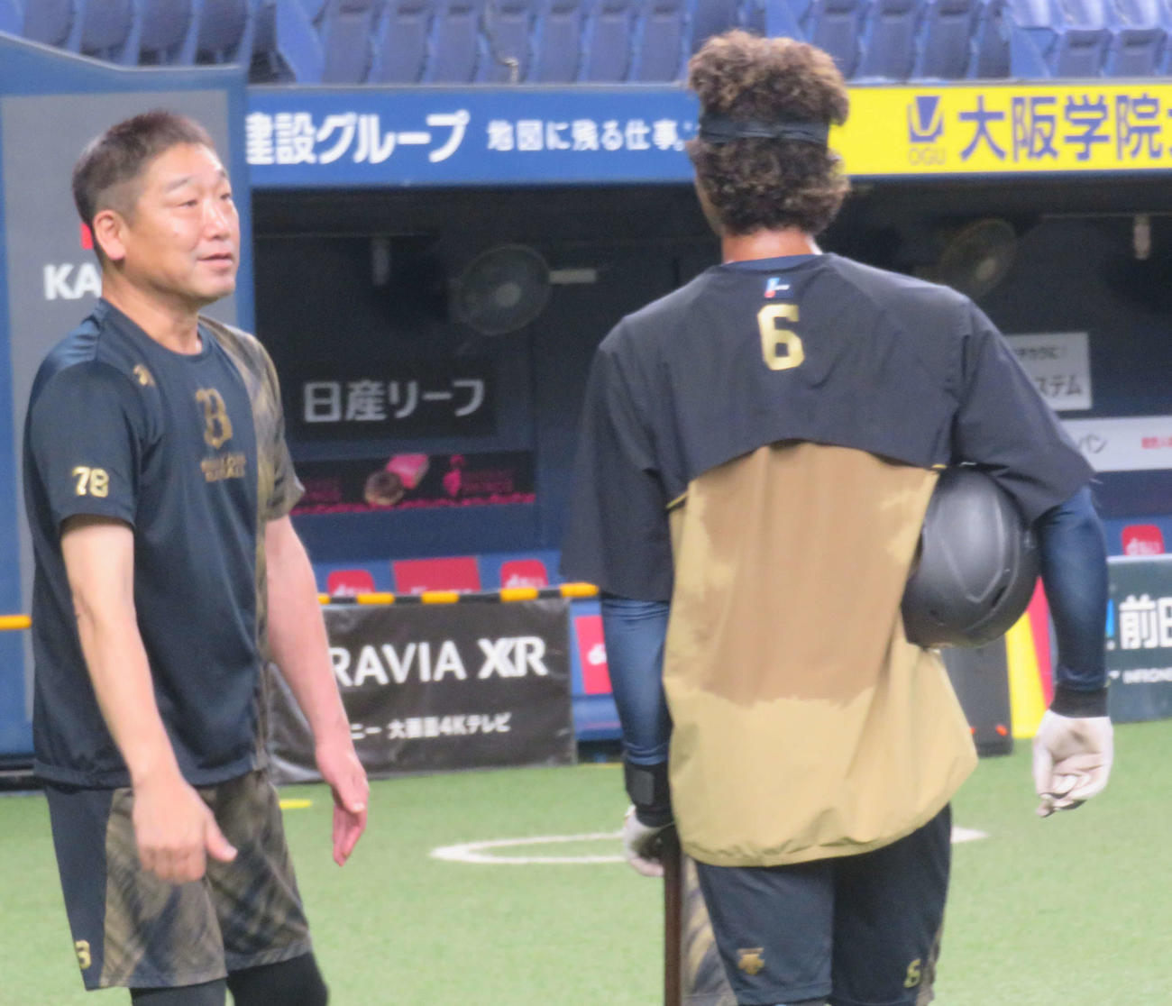 体調不良から復帰し、宗を指導するオリックス中嶋監督（撮影・磯綾乃）