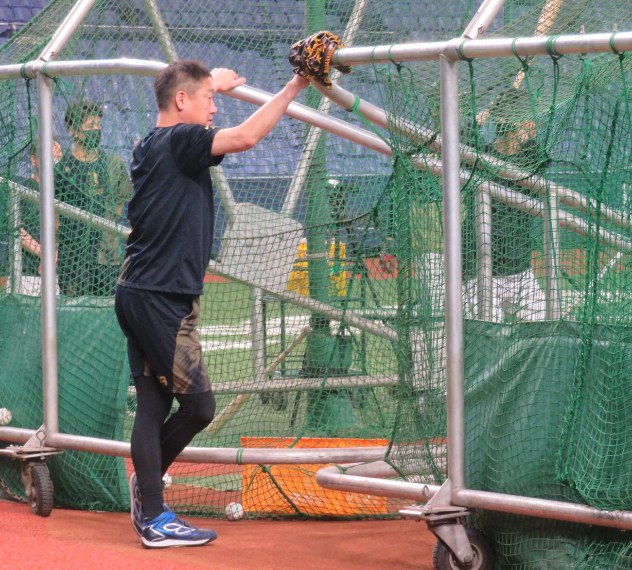 打撃練習を見守るオリックス中嶋監督（撮影・磯綾乃）
