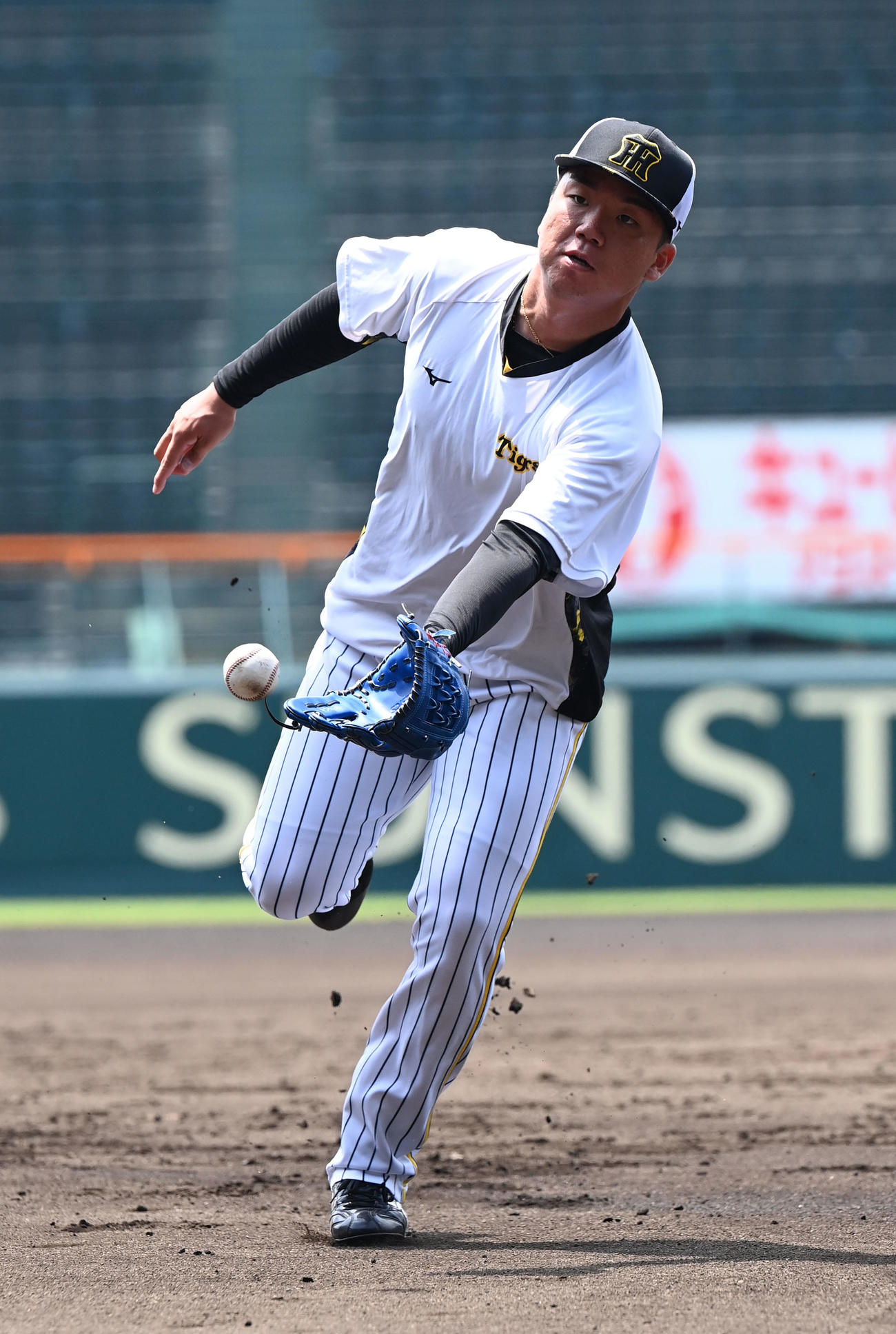 投内連携を行う阪神村上（撮影・和賀正仁）