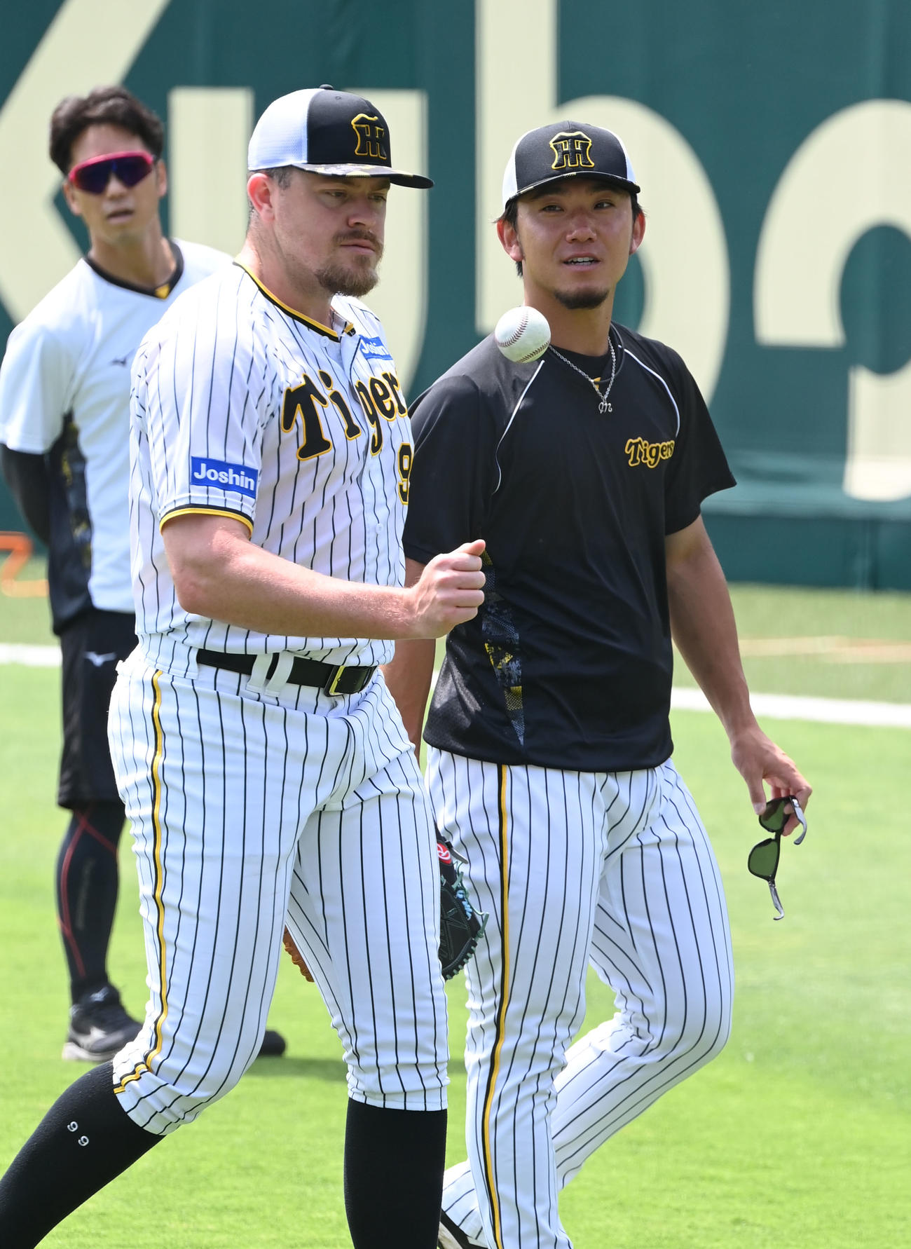 キャッチボールを終え笑顔で話す阪神ビーズリー（左）と伊藤将（撮影・和賀正仁）