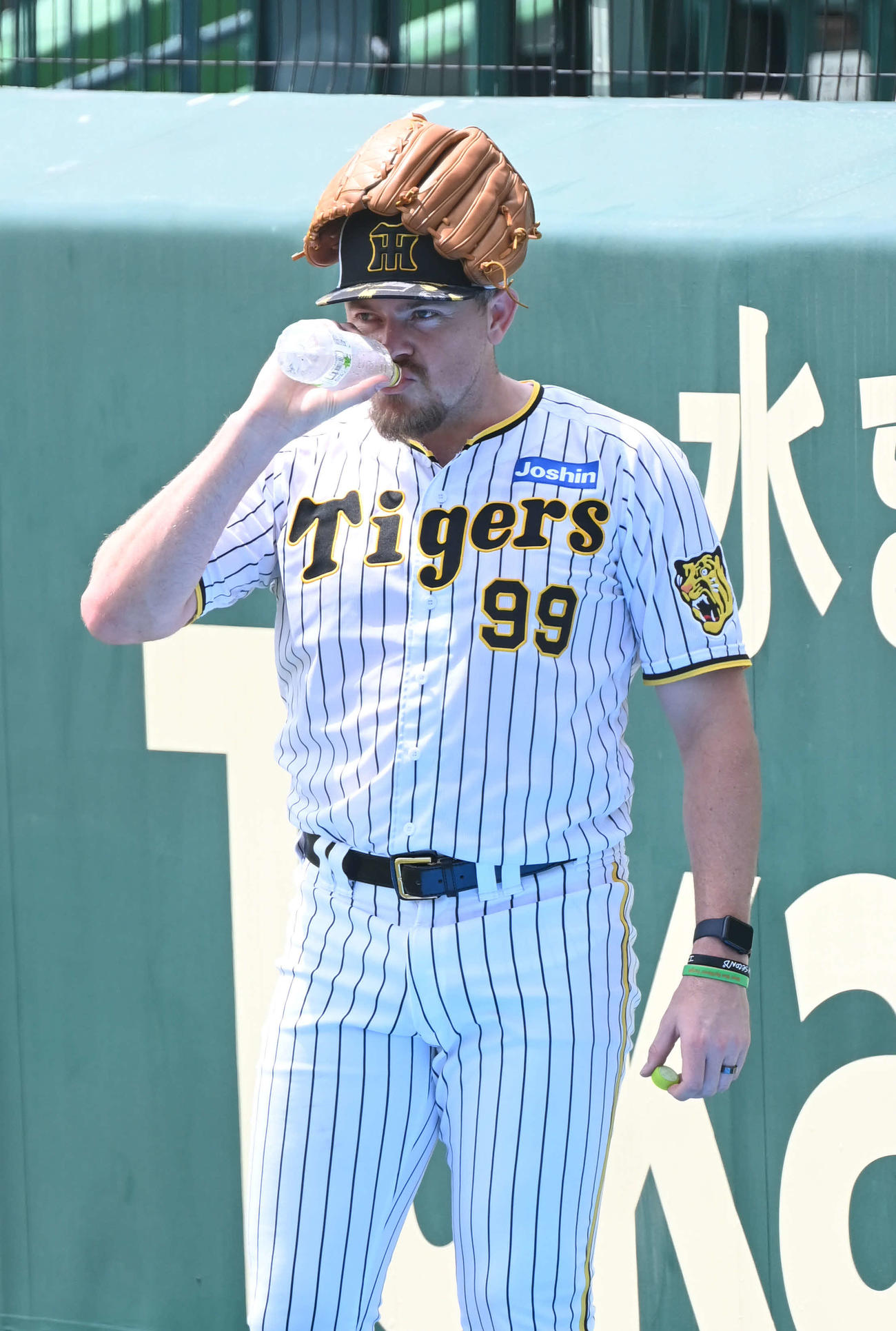 練習中、水分補給する阪神ビーズリー（撮影・和賀正仁）