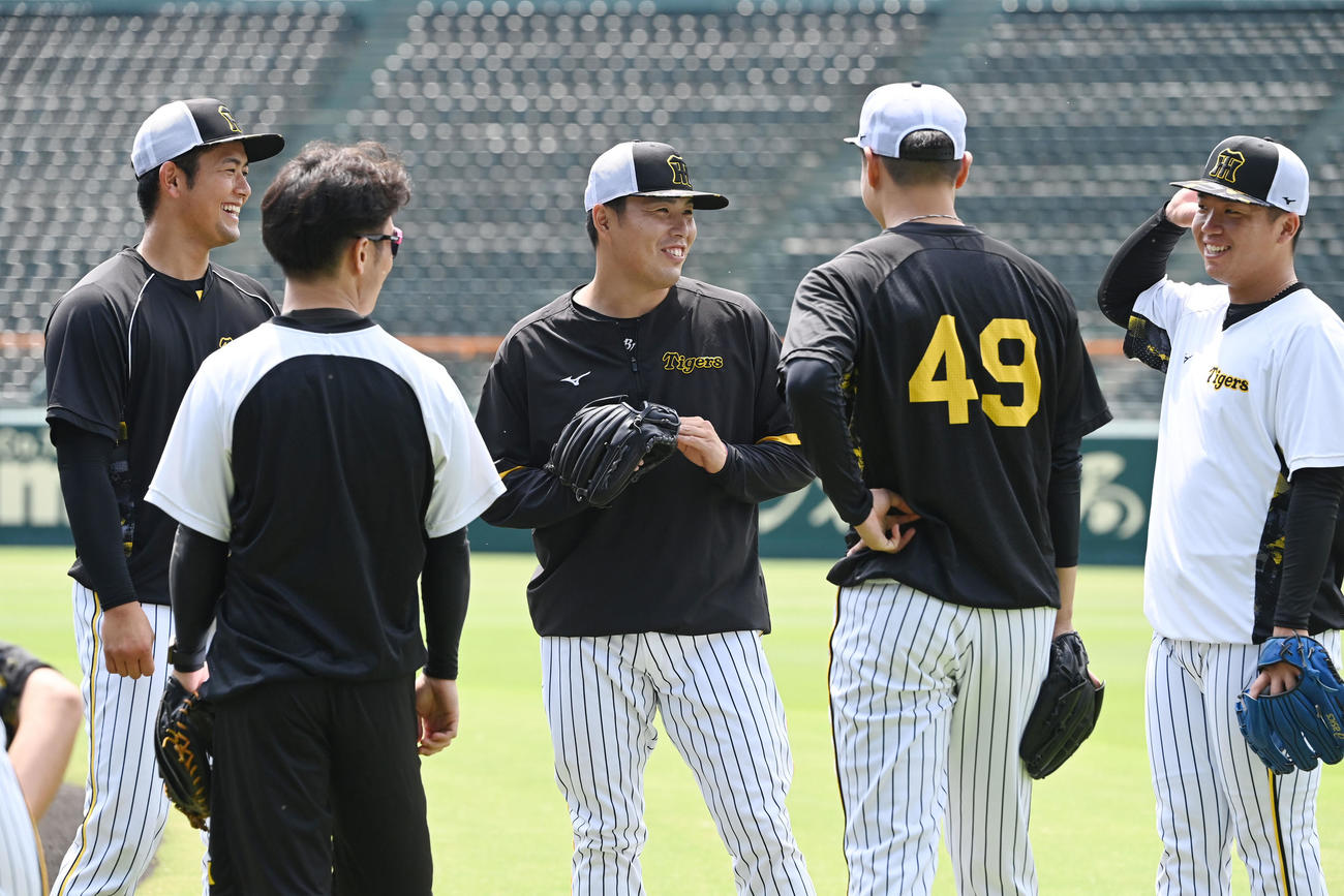 安藤コーチを中心にミーティングする阪神投手陣（撮影・和賀正仁）