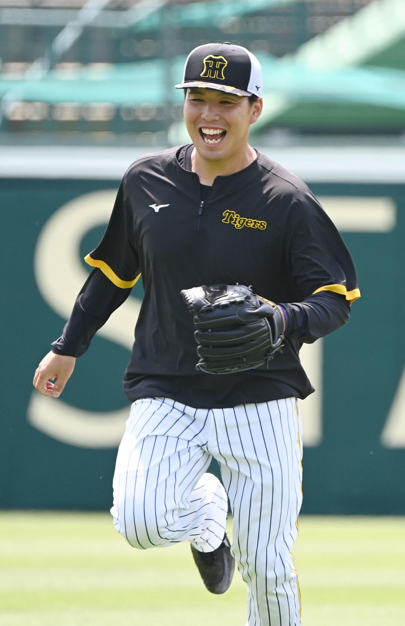 笑顔でノックを受ける阪神馬場（撮影・和賀正仁）
