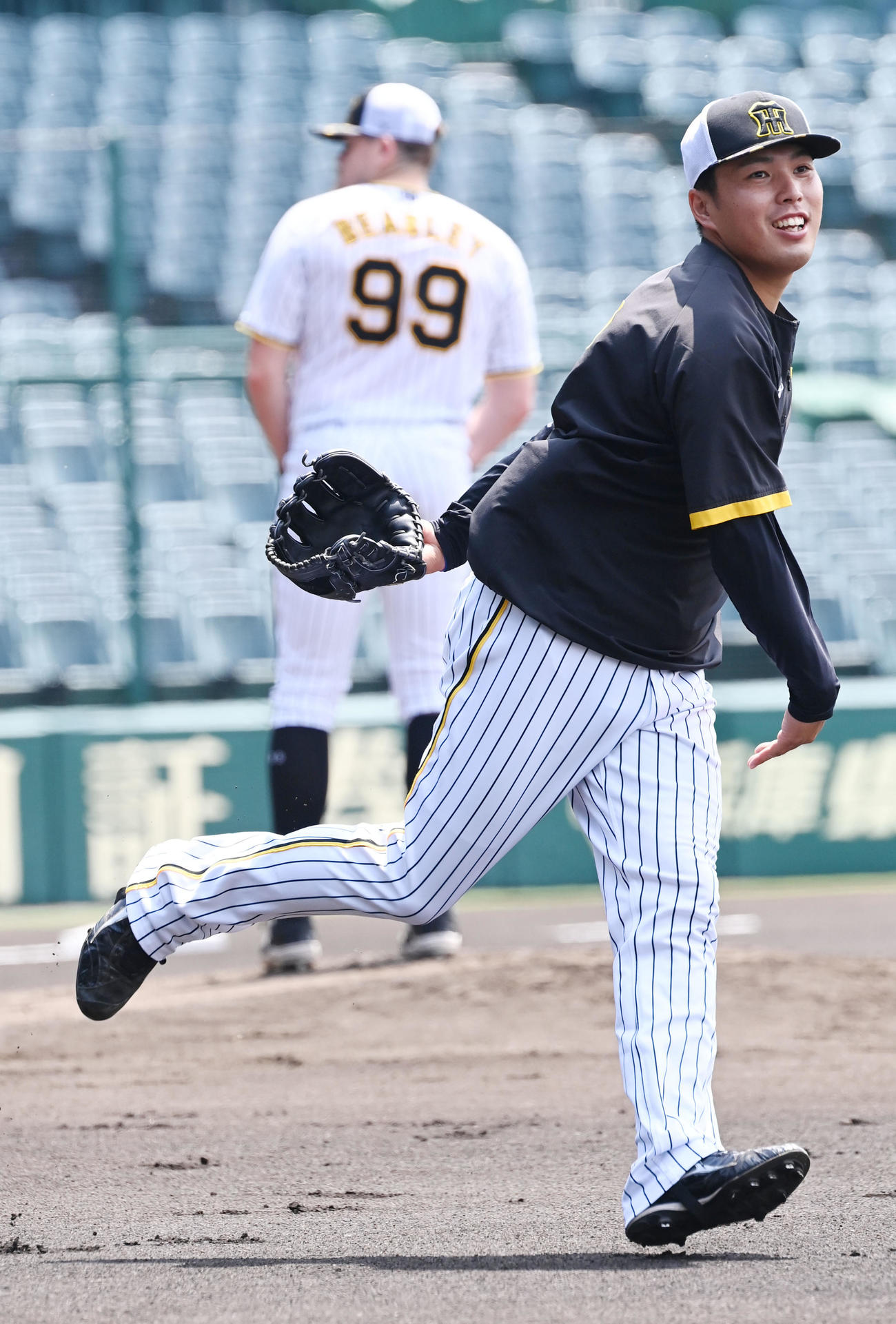 笑顔でノックを受ける阪神馬場（撮影・和賀正仁）