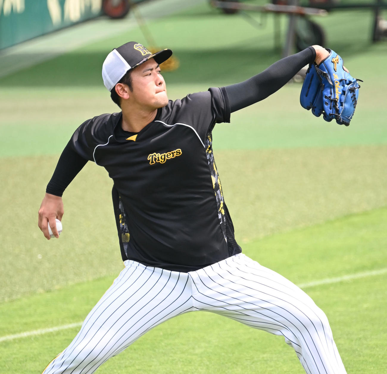 キャッチボールする阪神岡留（撮影・和賀正仁）