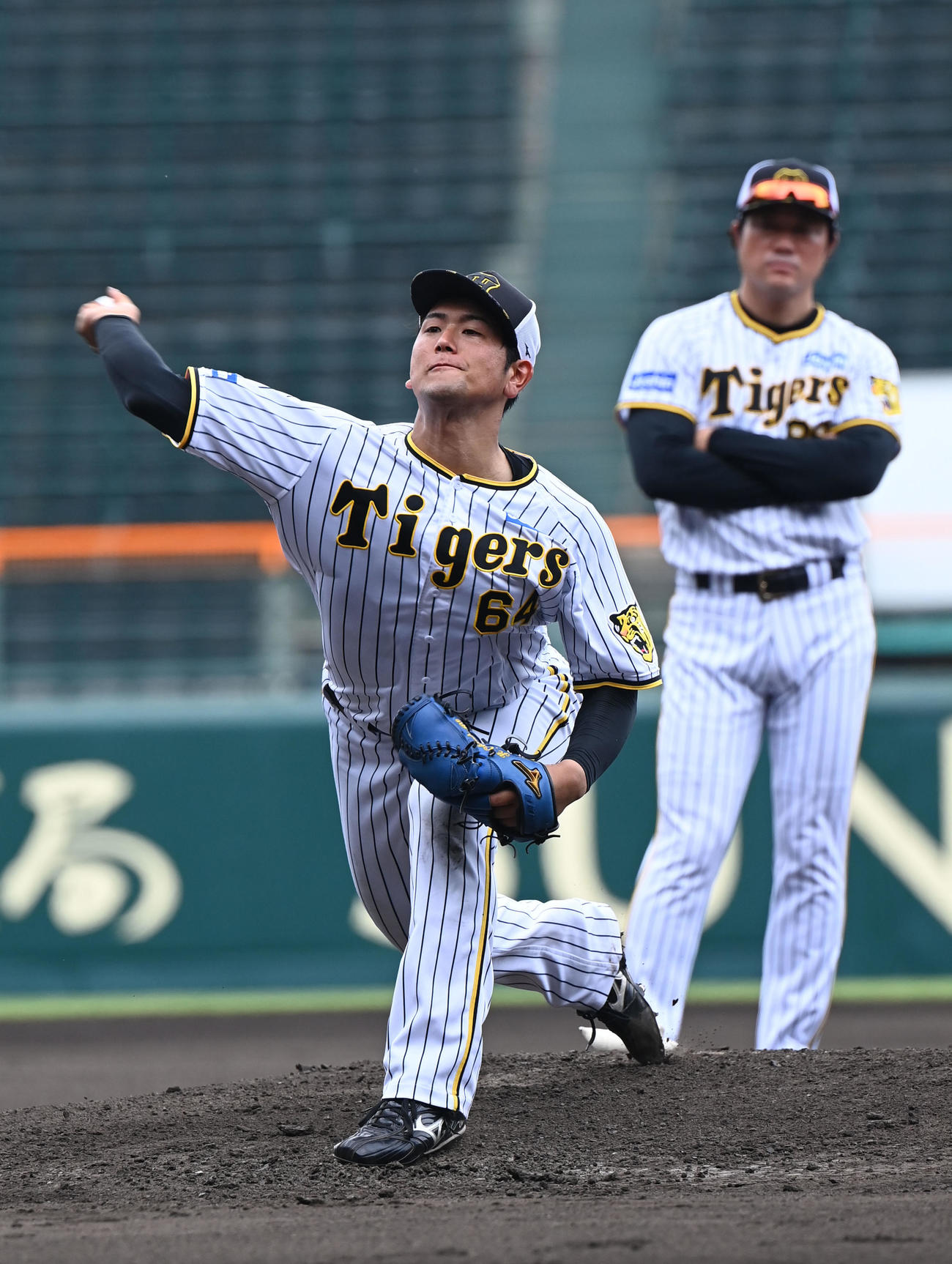 甲子園のマウンドから投げ込む阪神岡留（撮影・和賀正仁）