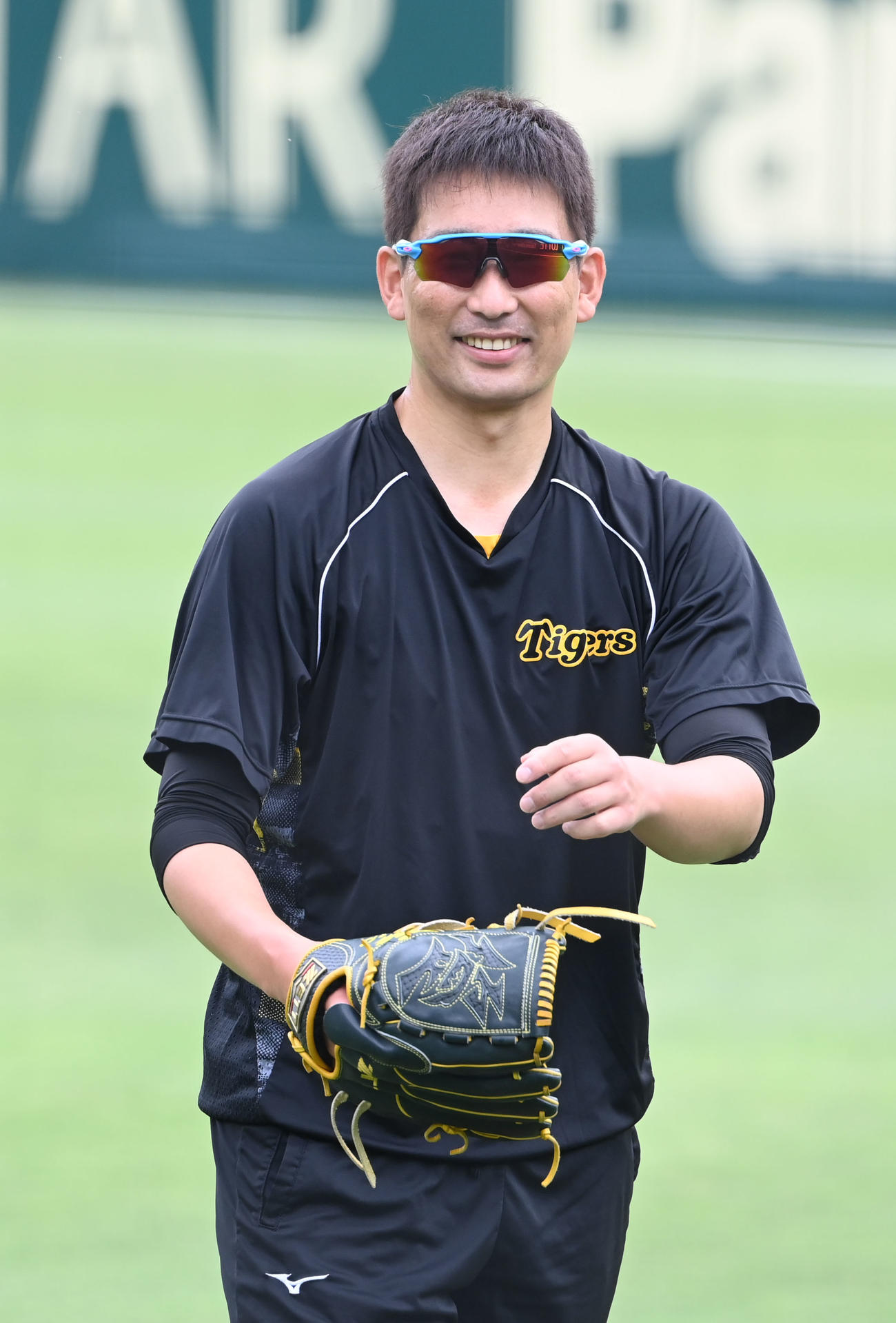 笑顔でキャッチボールする阪神岩崎（撮影・和賀正仁）