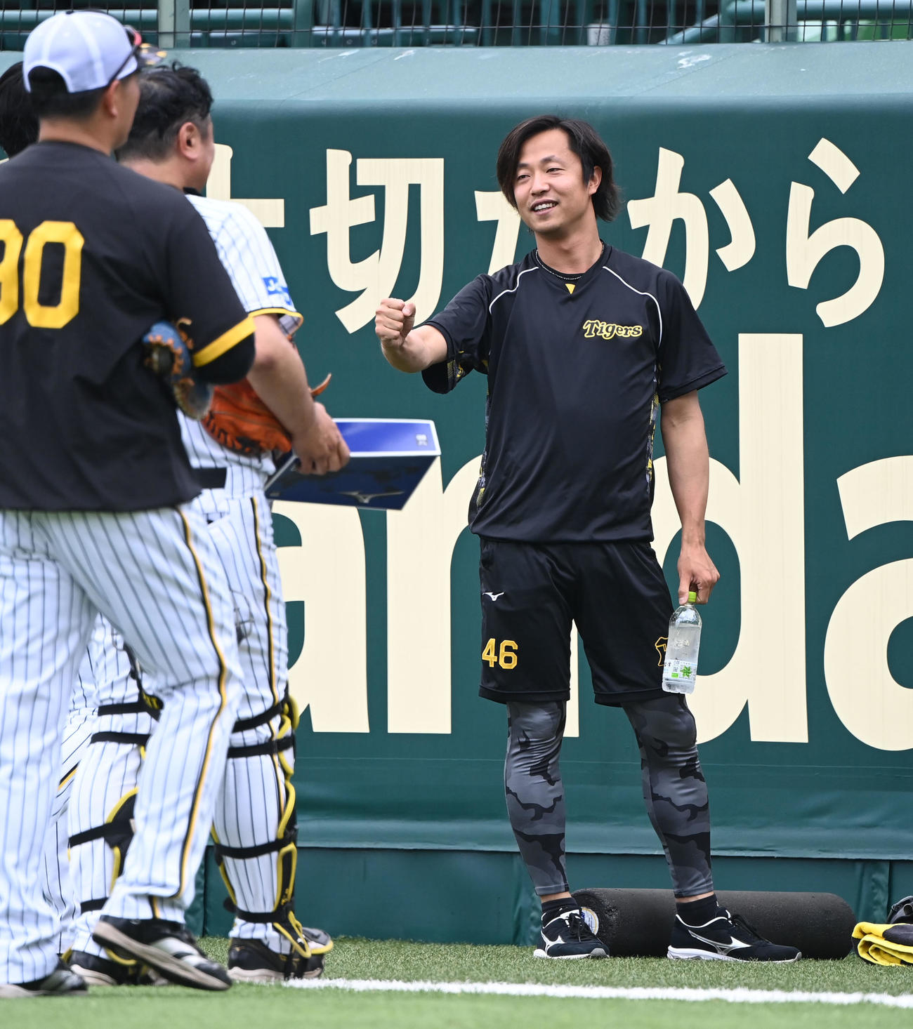 甲子園で調整する阪神島本（撮影・和賀正仁）