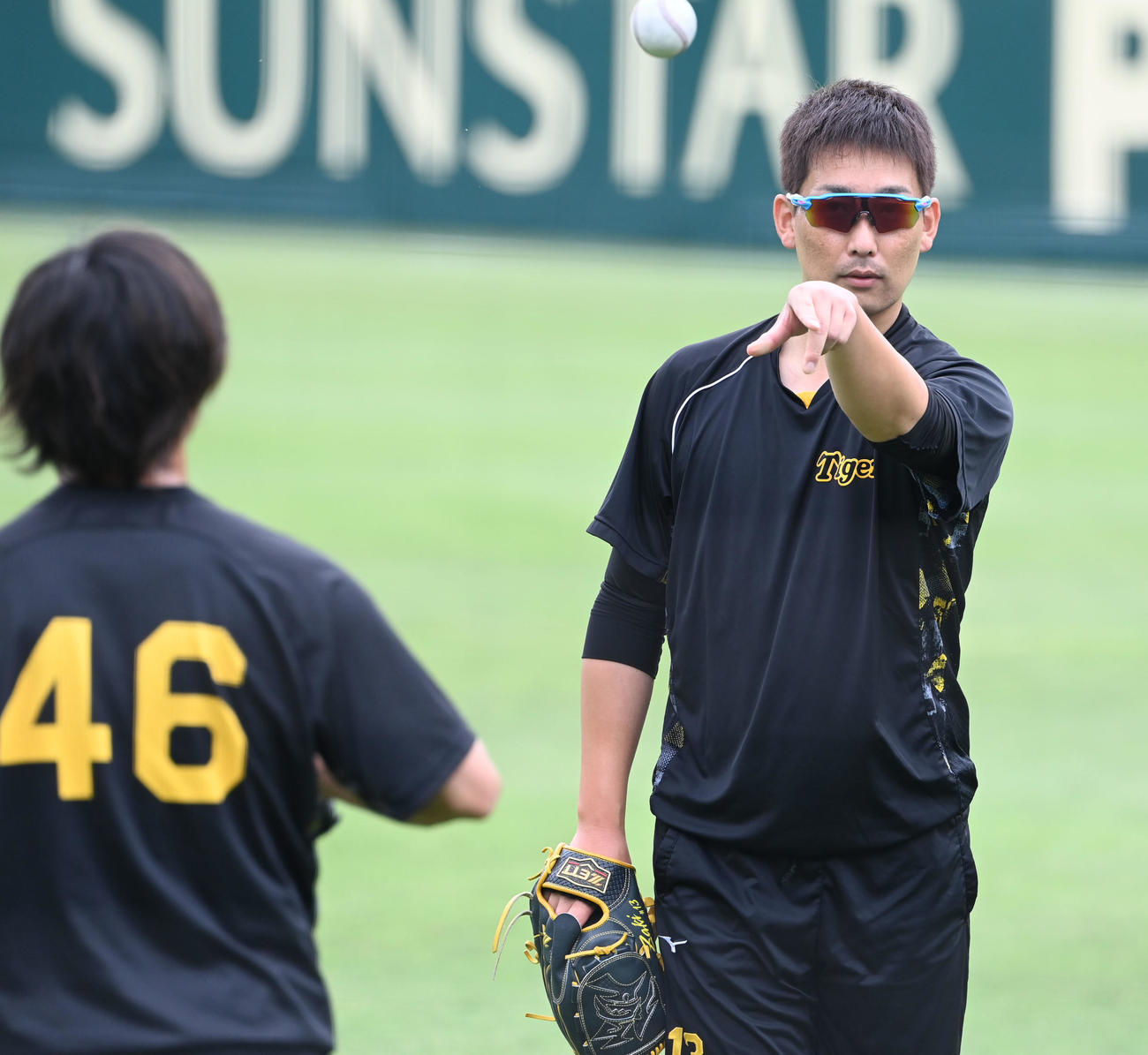 甲子園でキャッチボールする阪神岩崎（撮影・和賀正仁）