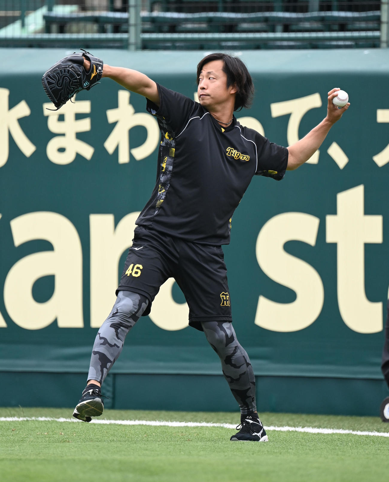 甲子園で調整する阪神島本（撮影・和賀正仁）