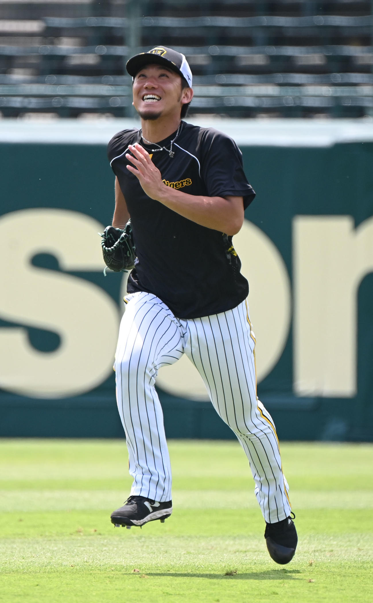 笑顔でノックを受ける阪神伊藤将（撮影・和賀正仁）
