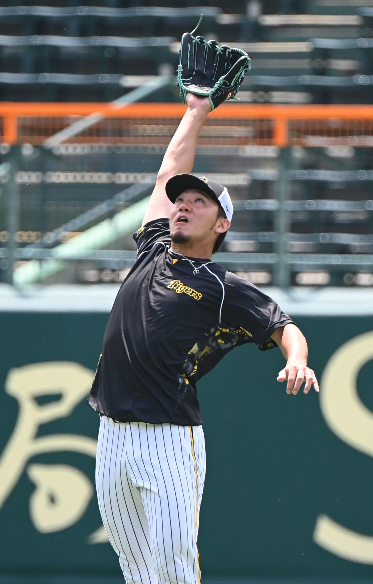 笑顔でノックを受ける阪神伊藤将（撮影・和賀正仁）