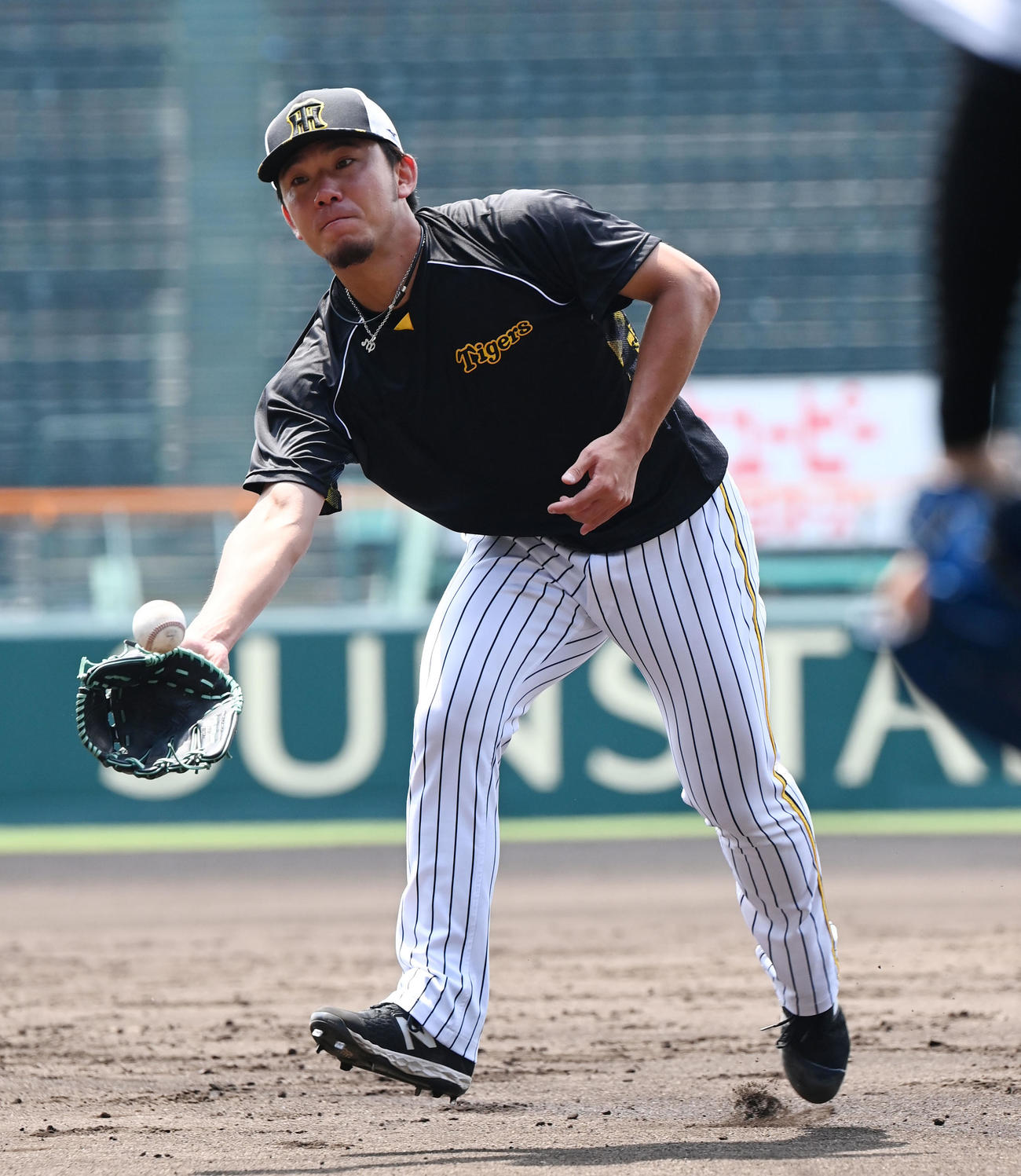 投内連携をする阪神伊藤将（撮影・和賀正仁）