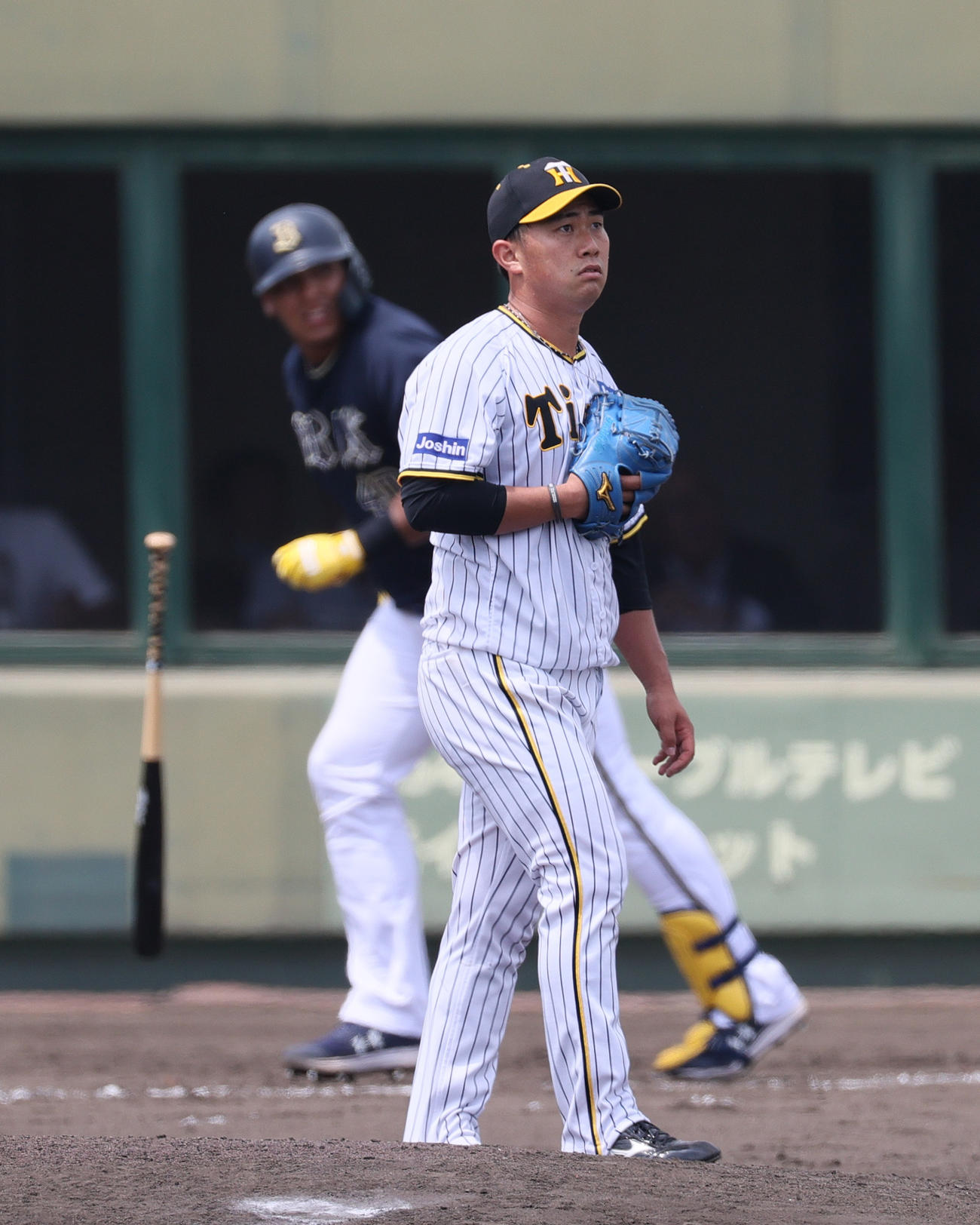 ウエスタン・リーグ阪神対オリックス　4回表オリックス2死一、二塁、桐敷（手前）はセデーニョに左越え3点本塁打を被弾する（撮影・上山淳一）