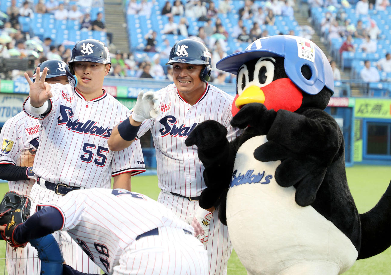 ヤクルト対楽天　1回裏ヤクルト2死一、二塁、3点本塁打を放ったオスナ（右）は村上とポーズを決める（撮影・鈴木正人）