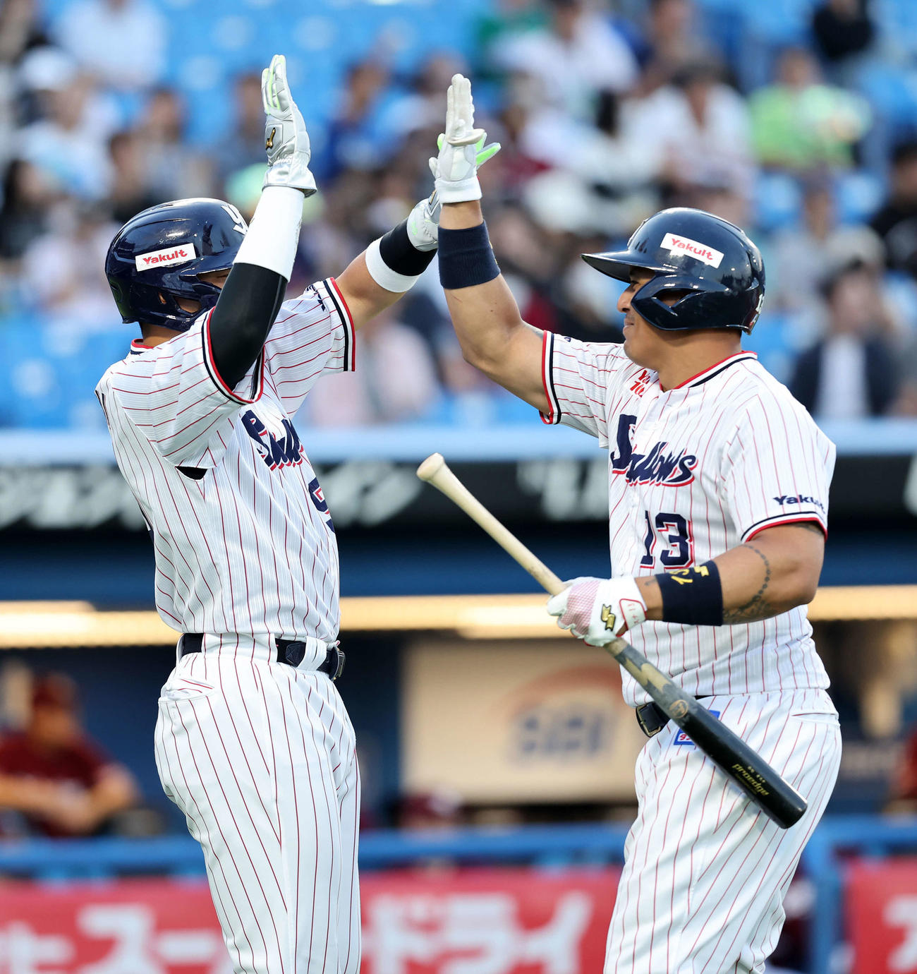 ヤクルト対楽天　1回裏ヤクルト2死一、二塁、オスナ（右）は左越え3点本塁打を放ち村上とタッチ（撮影・鈴木正人）