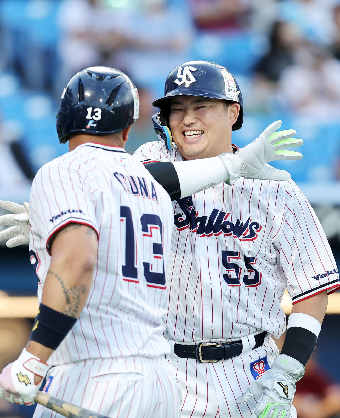 ヤクルト対楽天　1回裏ヤクルト2死一、二塁、オスナ（左）の左越え3点本塁打を祝福する村上（撮影・鈴木正人）