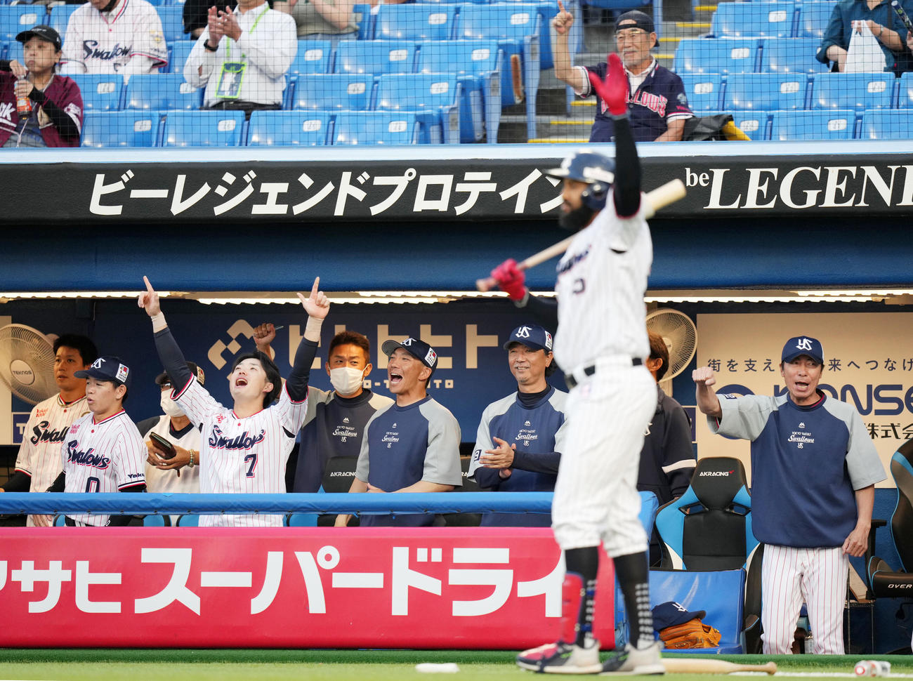 ヤクルト対楽天　1回裏ヤクルト2死一、二塁、オスナが先制となる左越え3点本塁打を放ち歓喜する高津監督（右）らヤクルトナイン（撮影・横山健太）