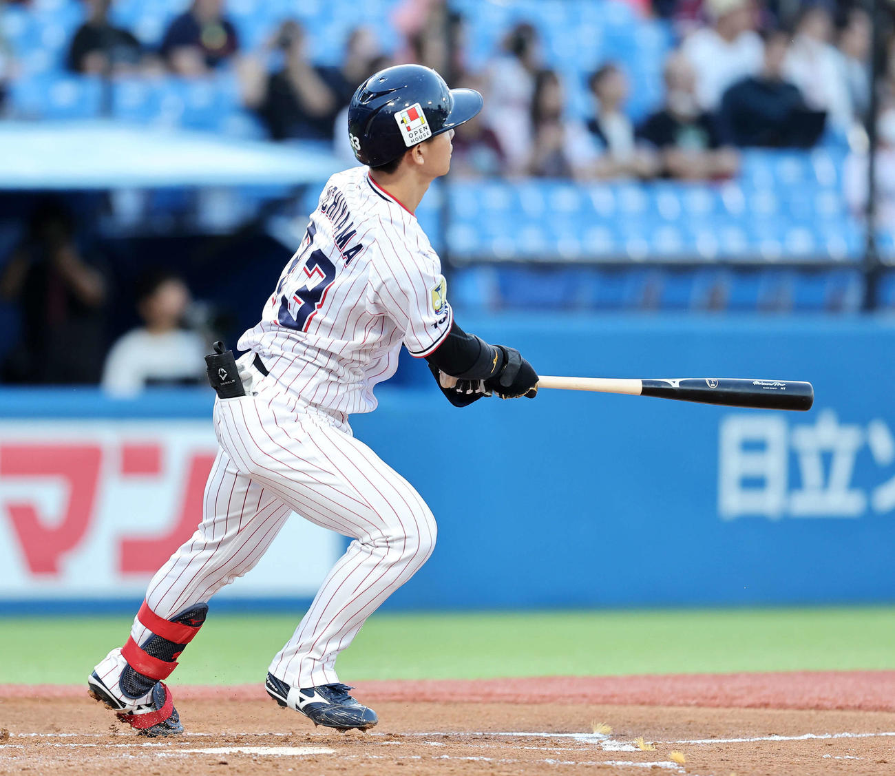 ヤクルト対楽天　1回裏ヤクルト2死一塁、内山は左越え2点本塁打を放つ（撮影・鈴木正人）