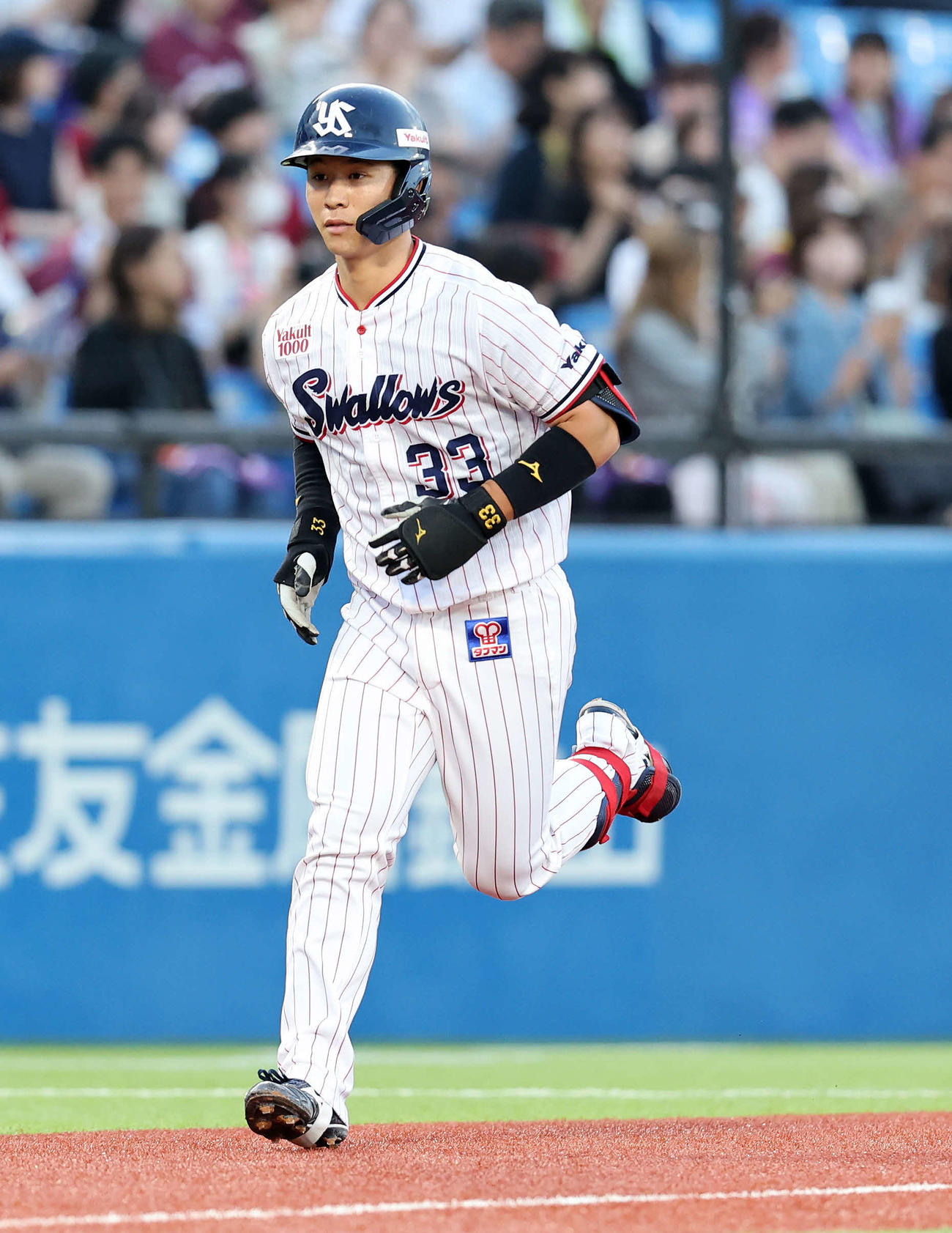 ヤクルト対楽天　1回裏ヤクルト2死一塁、内山は左越え2点本塁打を放つ（撮影・鈴木正人）