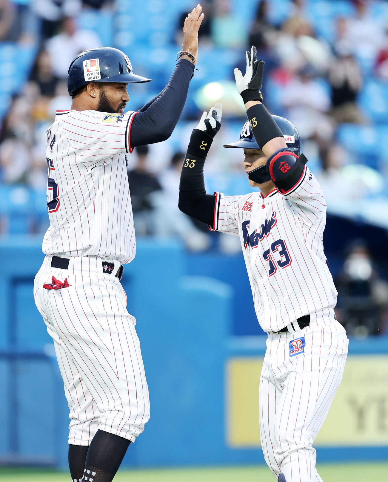 ヤクルト対楽天　1回裏ヤクルト2死一塁、内山壮真は左越え2点本塁打を放ちサンタナと喜ぶ（撮影・鈴木正人）