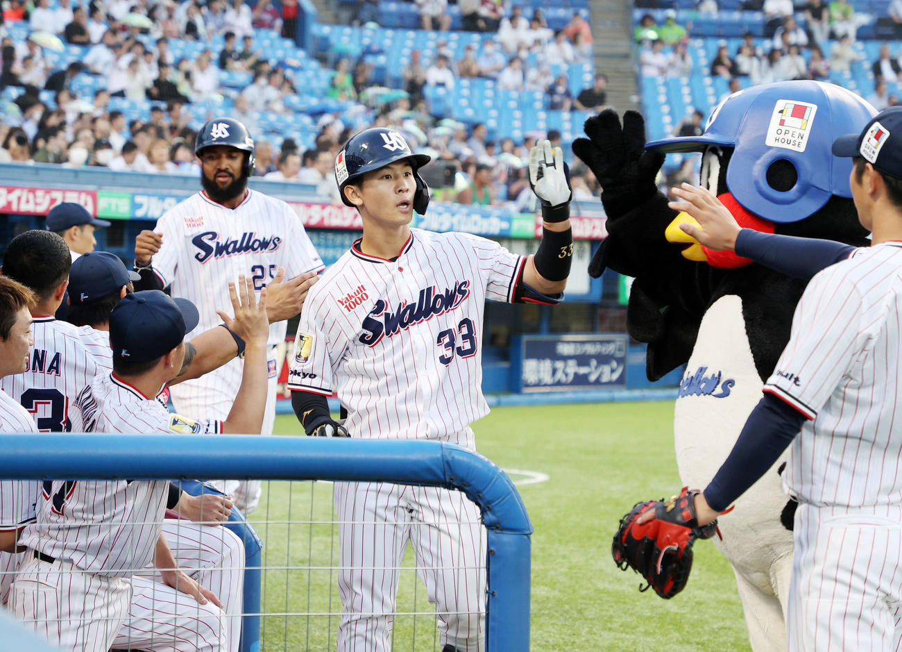 ヤクルト対楽天　1回裏ヤクルト2死一塁、内山（中央）は左越え2点本塁打を放ちベンチ前でタッチ（撮影・鈴木正人）