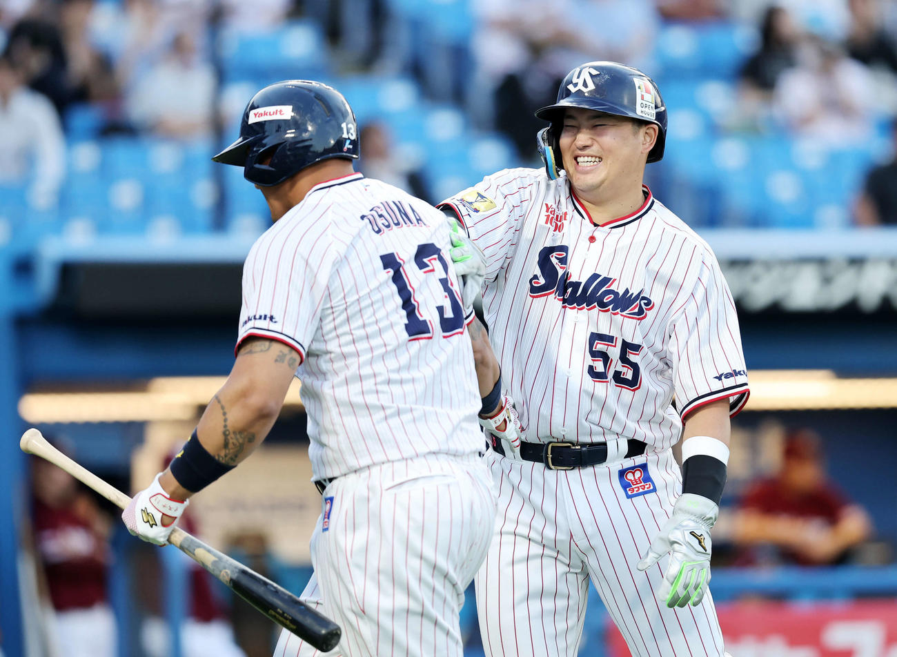 ヤクルト対楽天　1回裏ヤクルト2死一、二塁、オスナ（左）の左越え3点本塁打を祝福する村上（撮影・鈴木正人）
