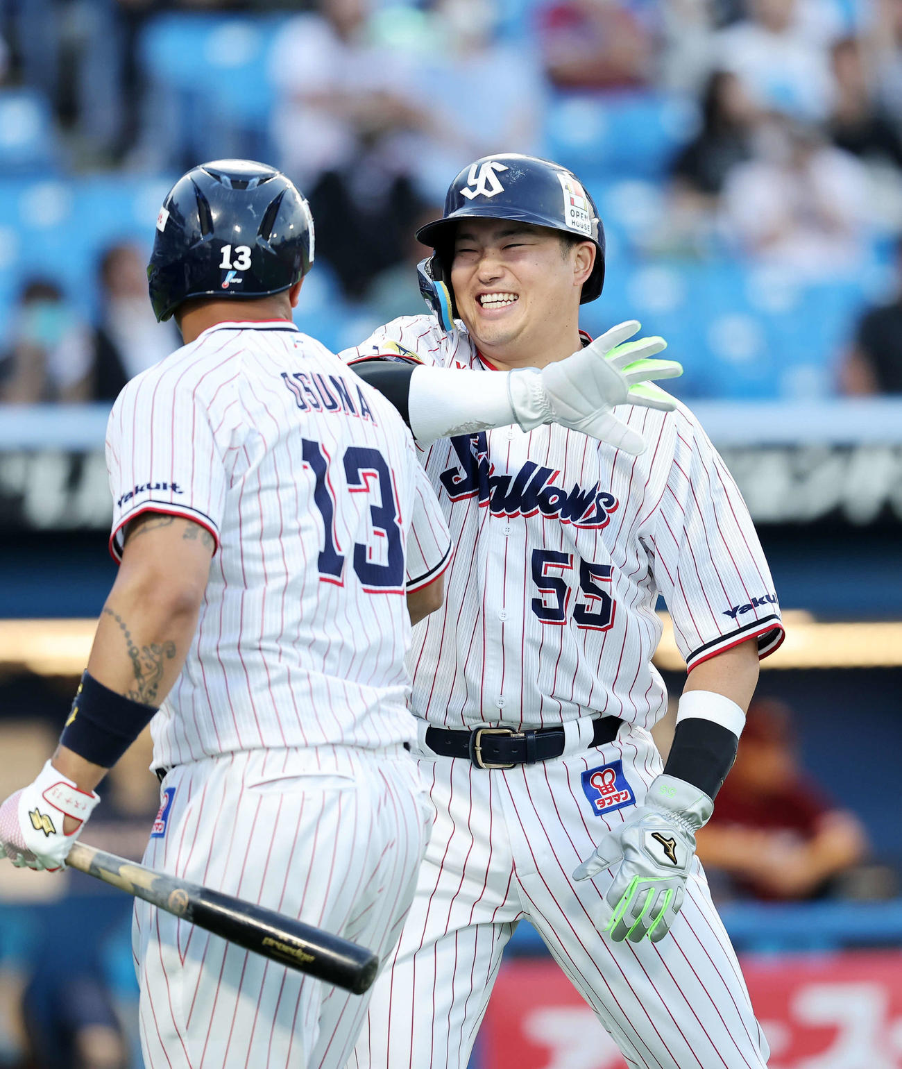 ヤクルト対楽天　1回裏ヤクルト2死一、二塁、オスナ（左）の左越え3点本塁打を祝福する村上（撮影・鈴木正人）