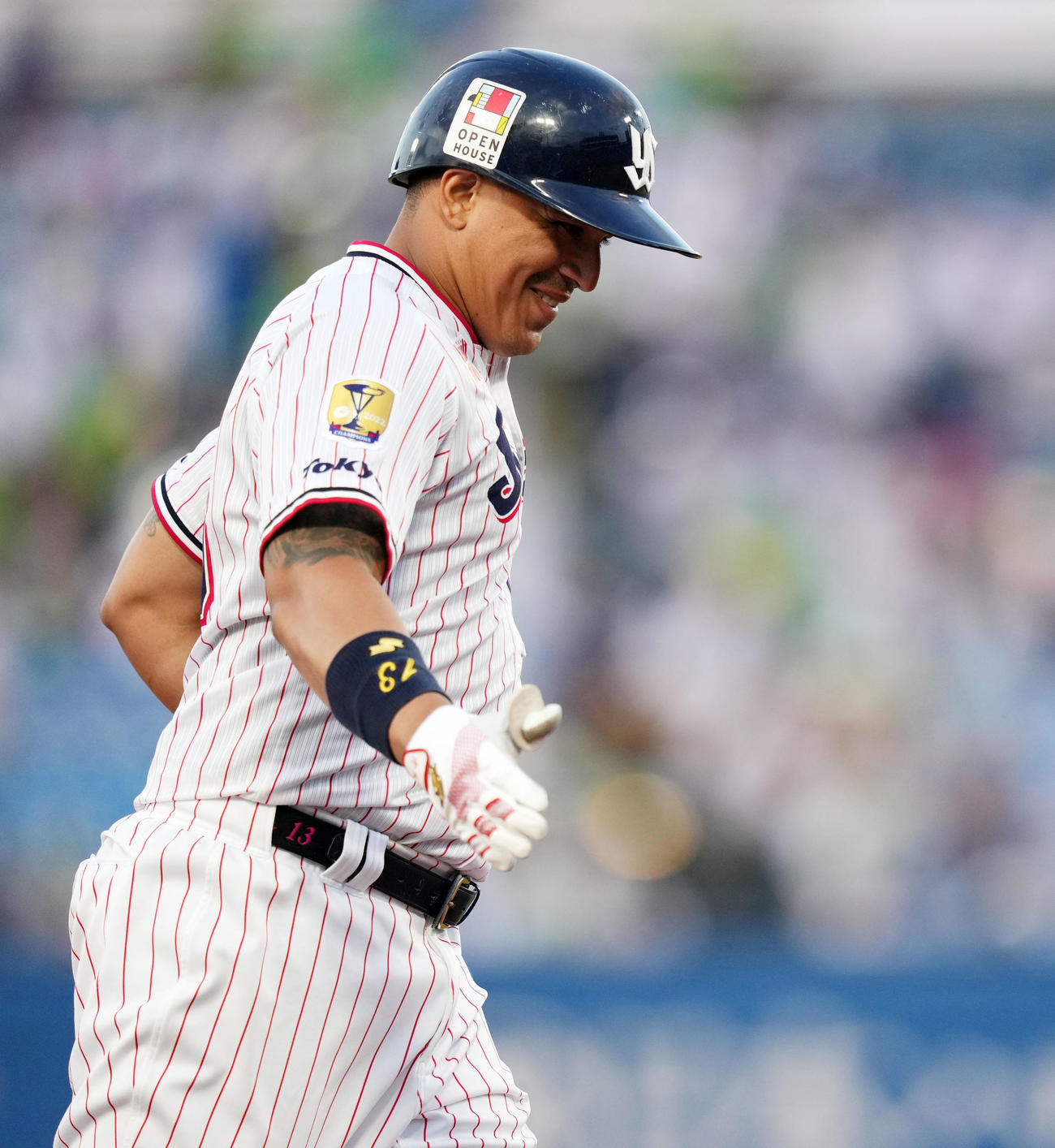 ヤクルト対楽天　1回裏ヤクルト2死一、二塁、先制となる左越え3点本塁打を放ち笑顔を見せるオスナ（撮影・横山健太）