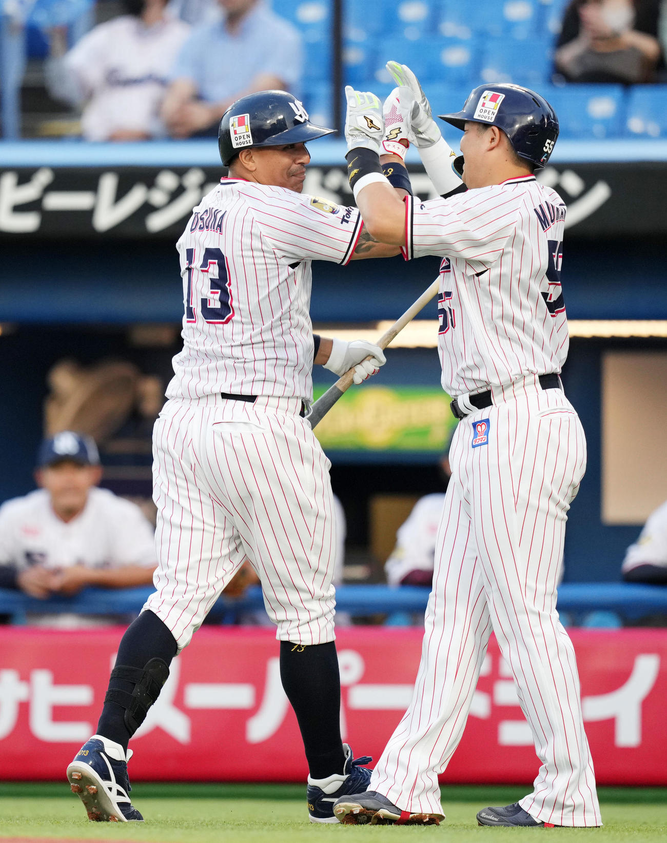 ヤクルト対楽天　1回裏ヤクルト2死一、二塁、先制となる左越え3点本塁打を放ち村上（右）とタッチを交わすオスナ（撮影・横山健太）